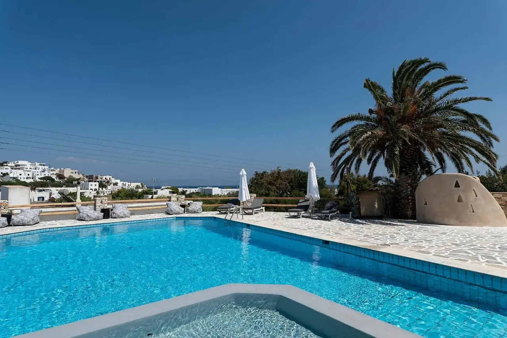 Pnoi Hotel