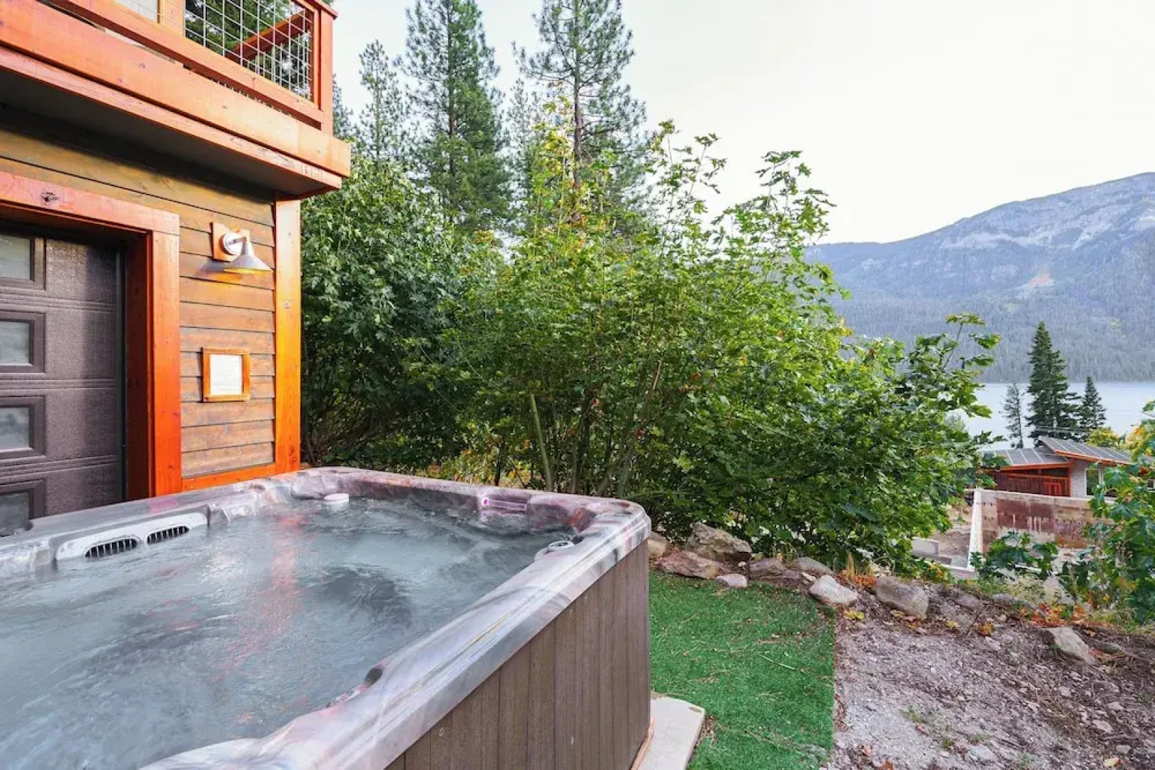 Lake Wenatchee Getaway w/ Water & Mountain Views!