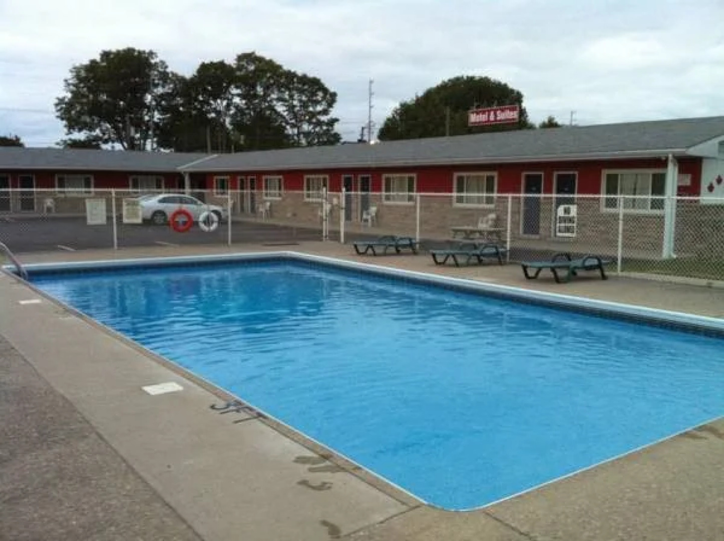 Maple Leaf Inn & Suites