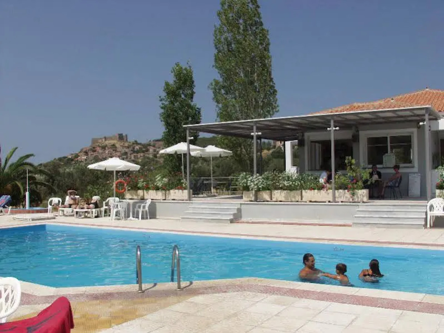 Eriphilly Studios & Apartments