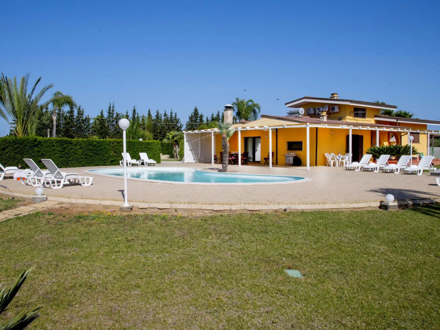 villa with private pool and air conditioning