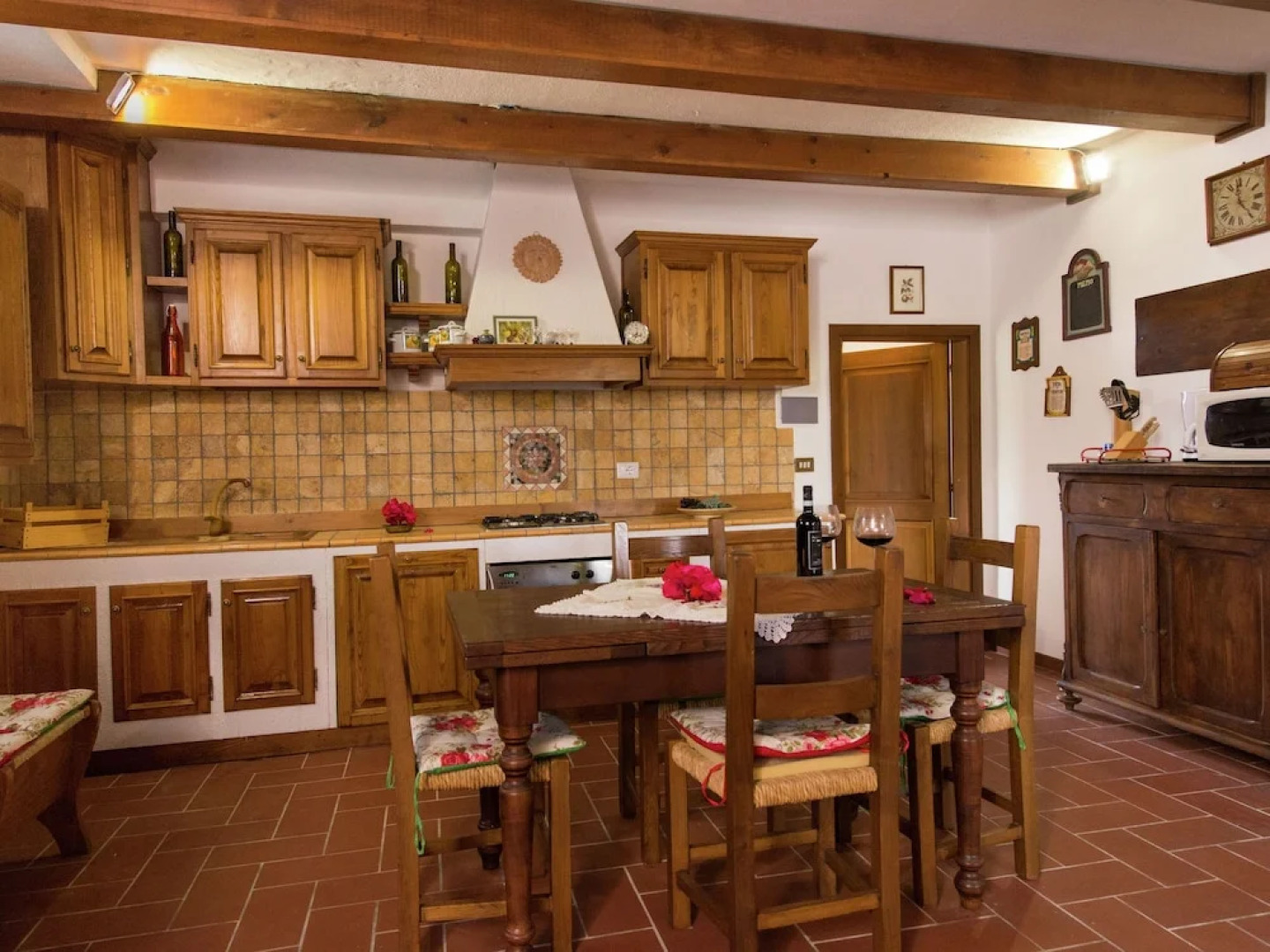 Spacious Villa in Monte San Savino with Swimming Pool
