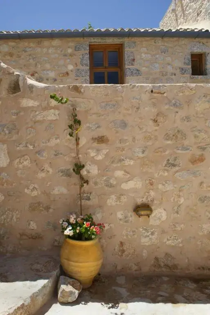 To Karavi Guesthouse