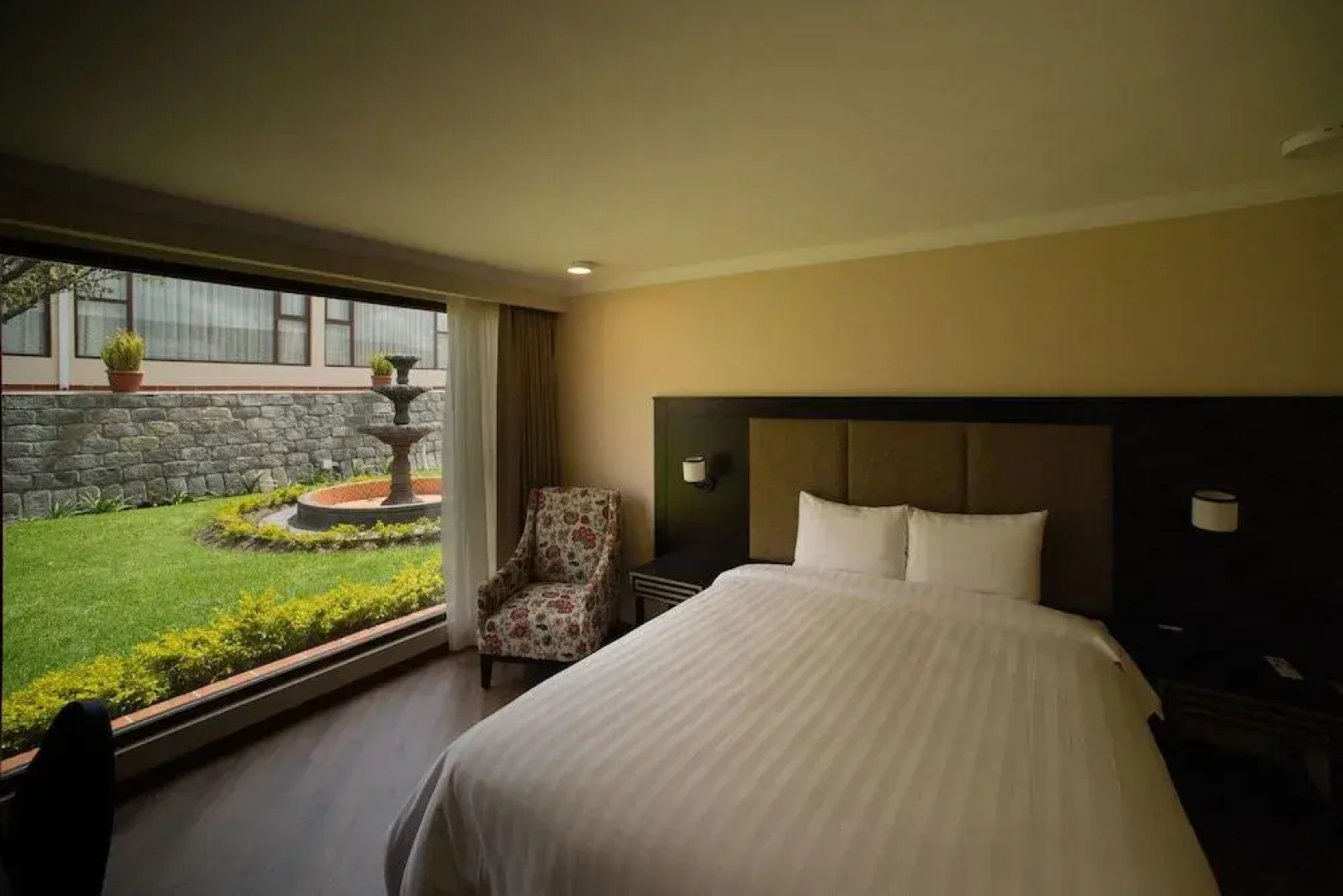 Quindeloma Art Hotel And Gallery