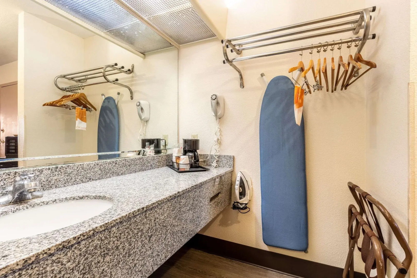 Econo Lodge Inn & Suites Memphis East