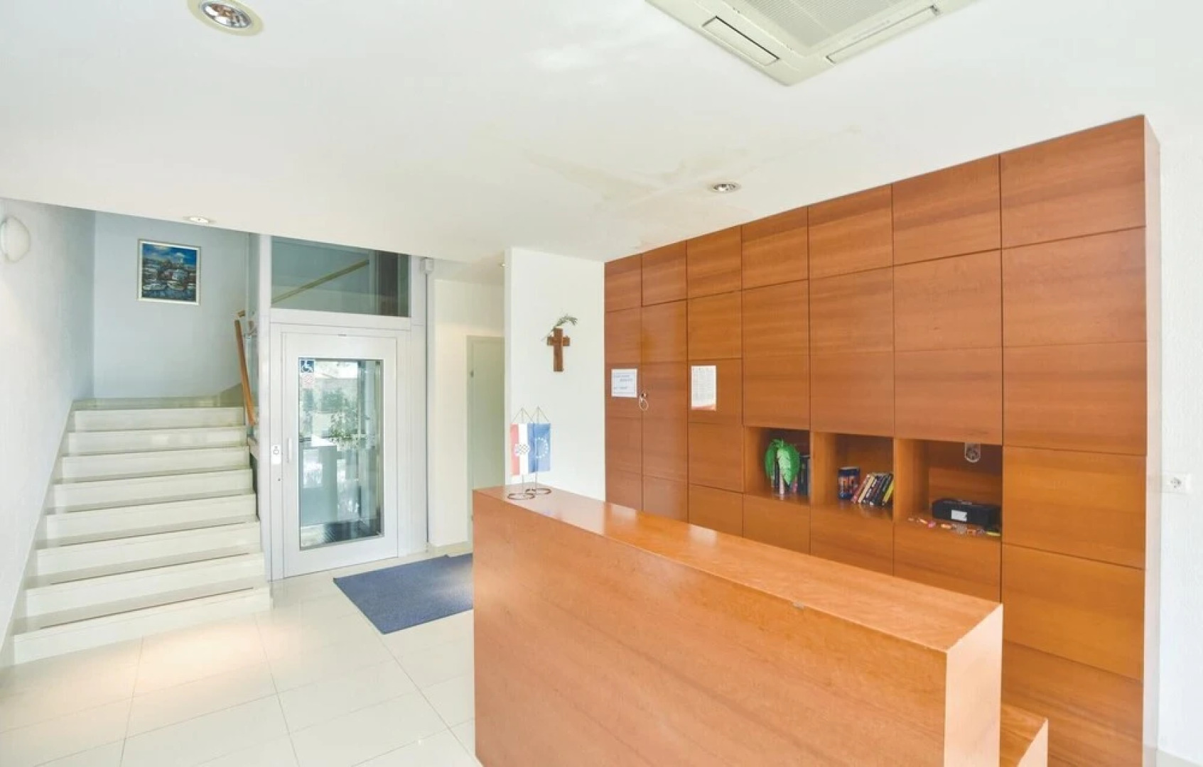 Awesome Home in Duce With Wifi and 9 Bedrooms