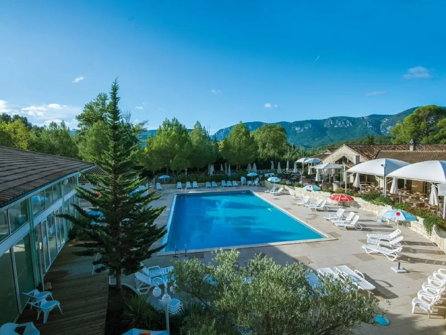 Nice Bungalow With Dishwasher on a Green Domain