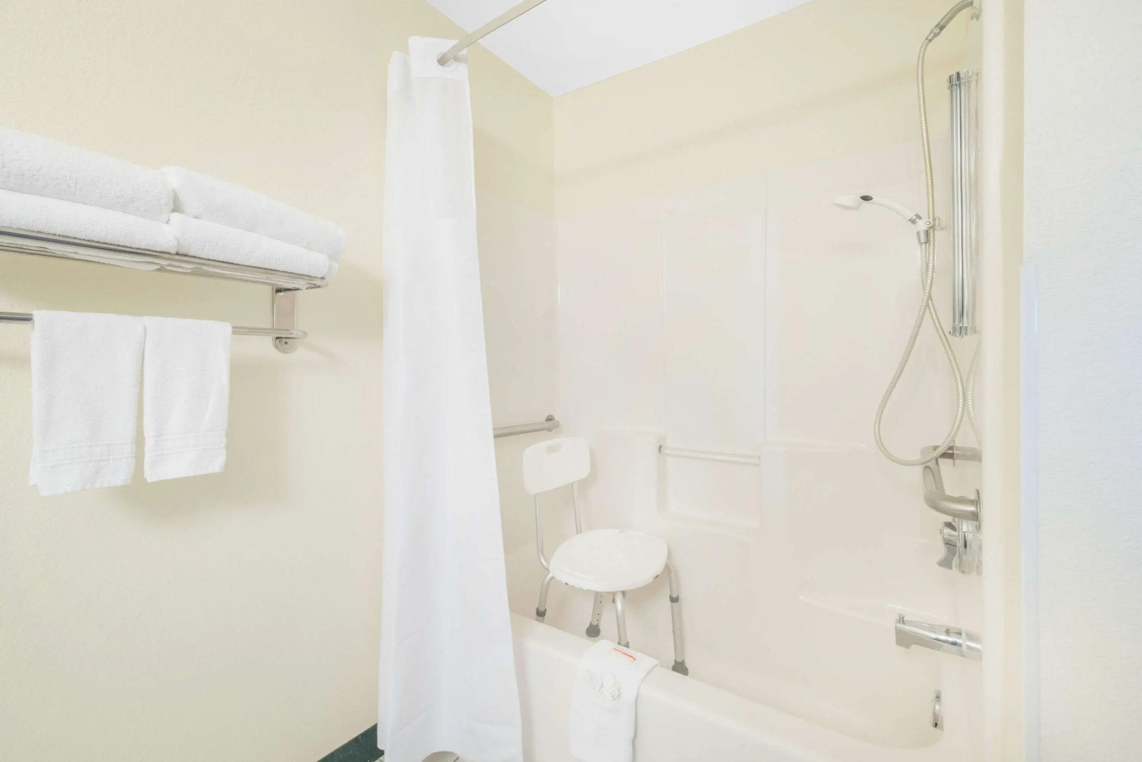 Days Inn & Suites by Wyndham Fargo 19th Ave/Airport Dome