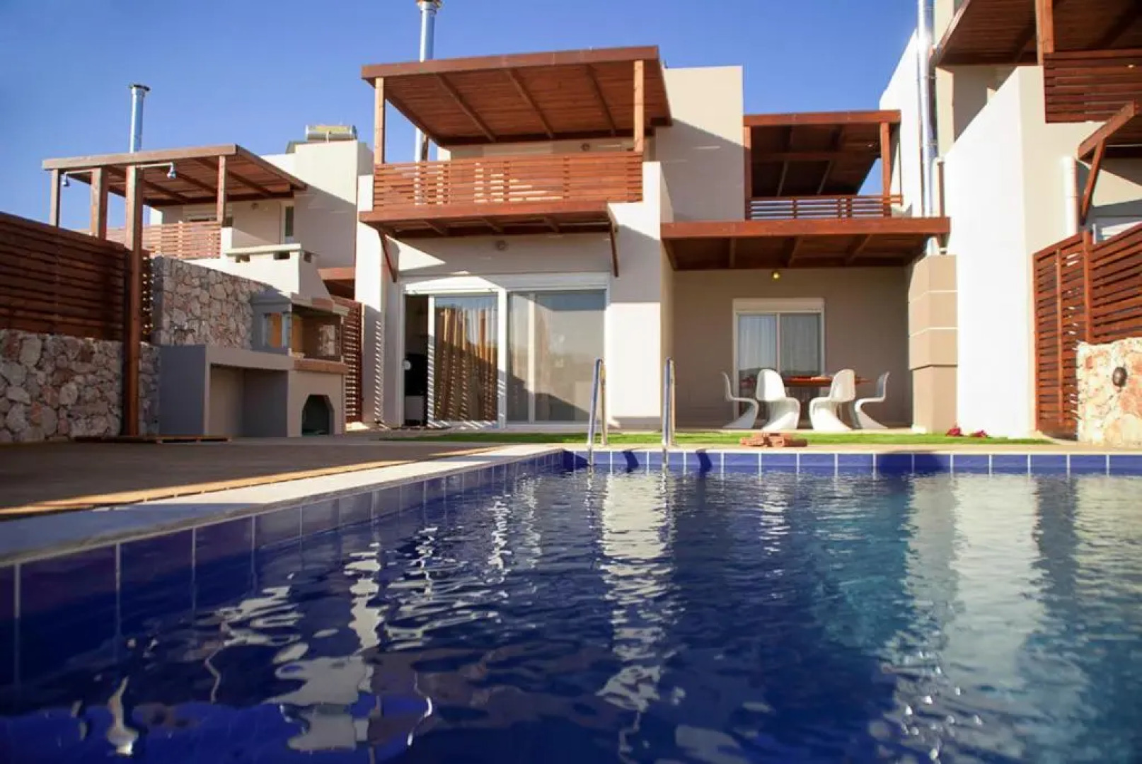 2 min drive to Haraki Beach & 10 to Lindos