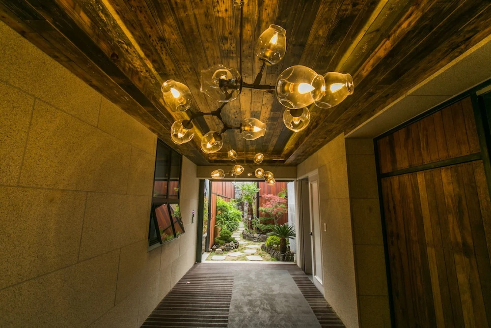 Hotel February Dong Seong Ro