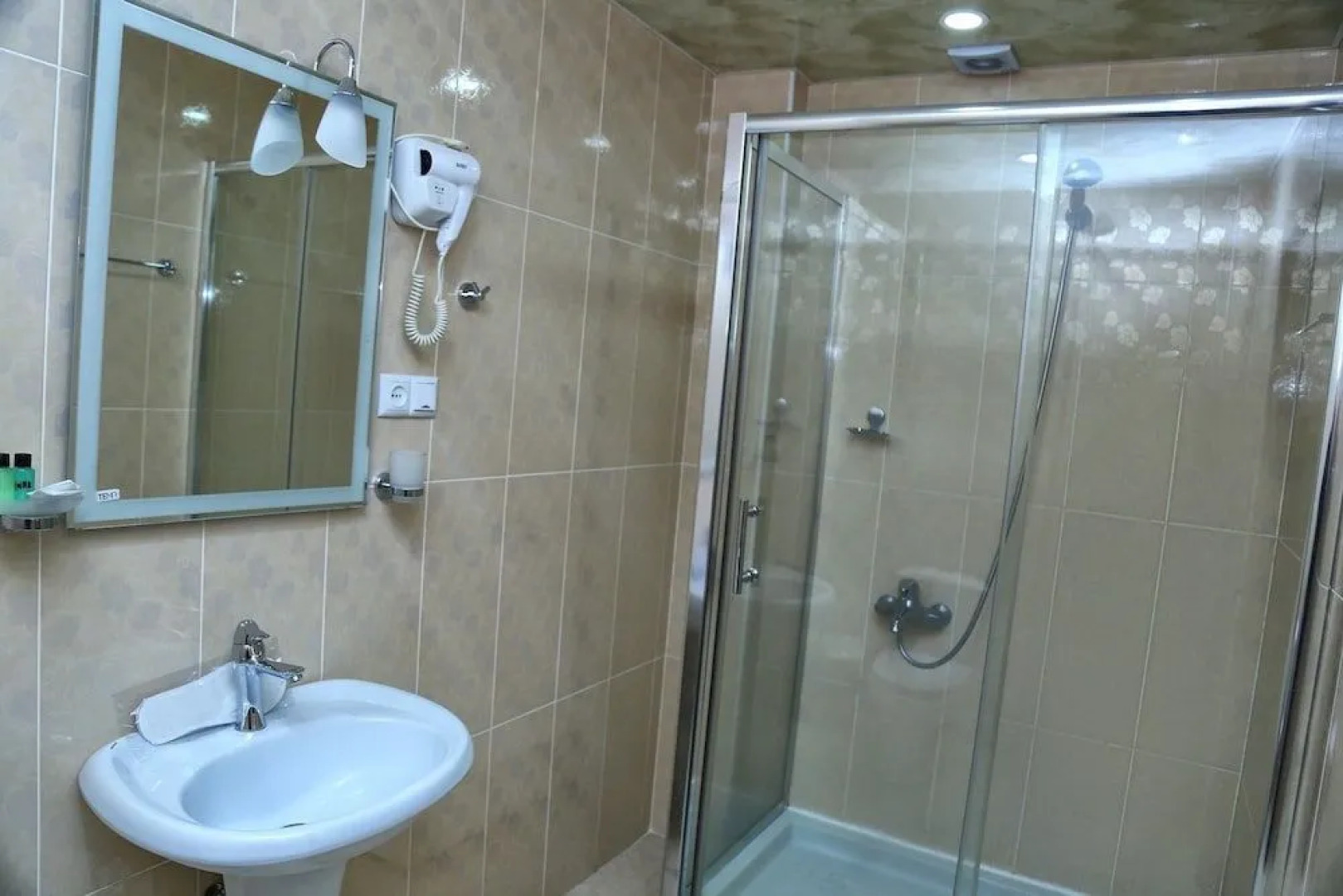 Отель «Лара»