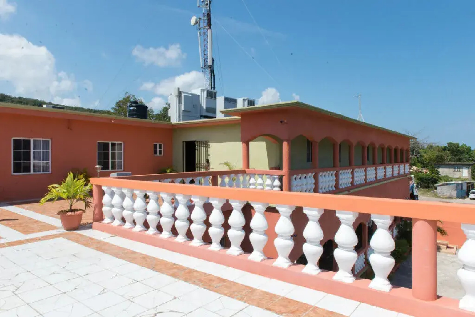 Rosehall deLuxe Hotel