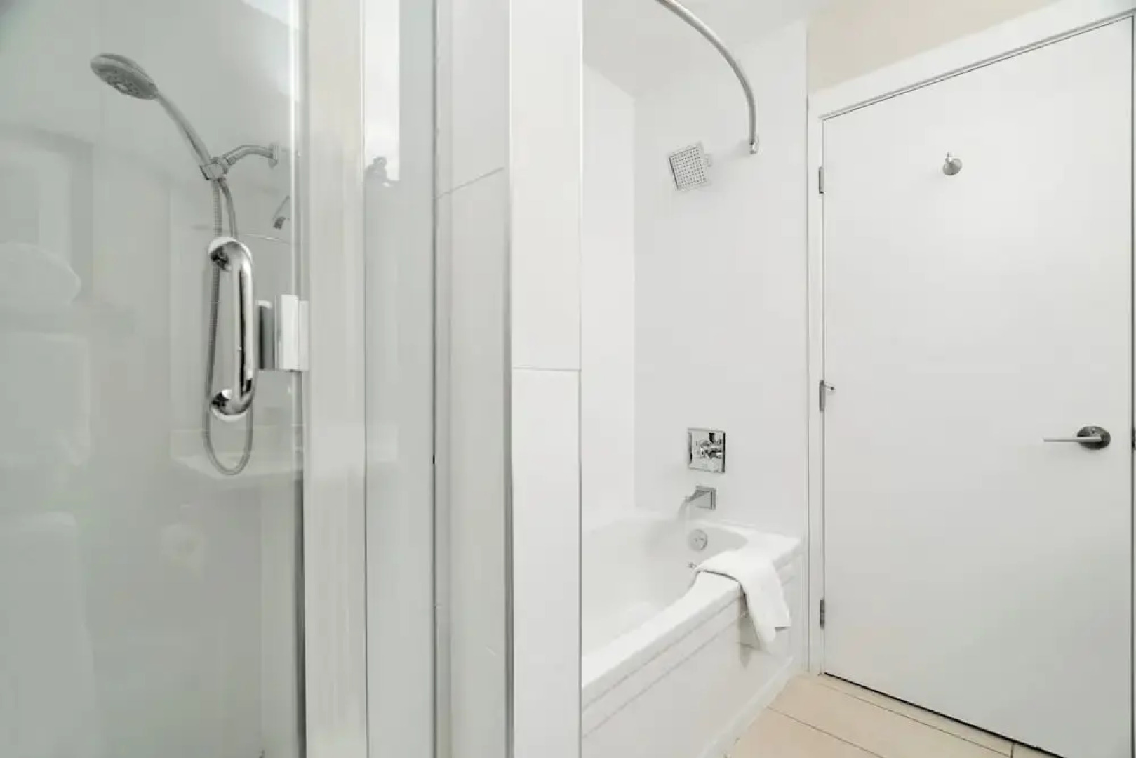 Lakefront Lux 2BR Symphony Of Comfort