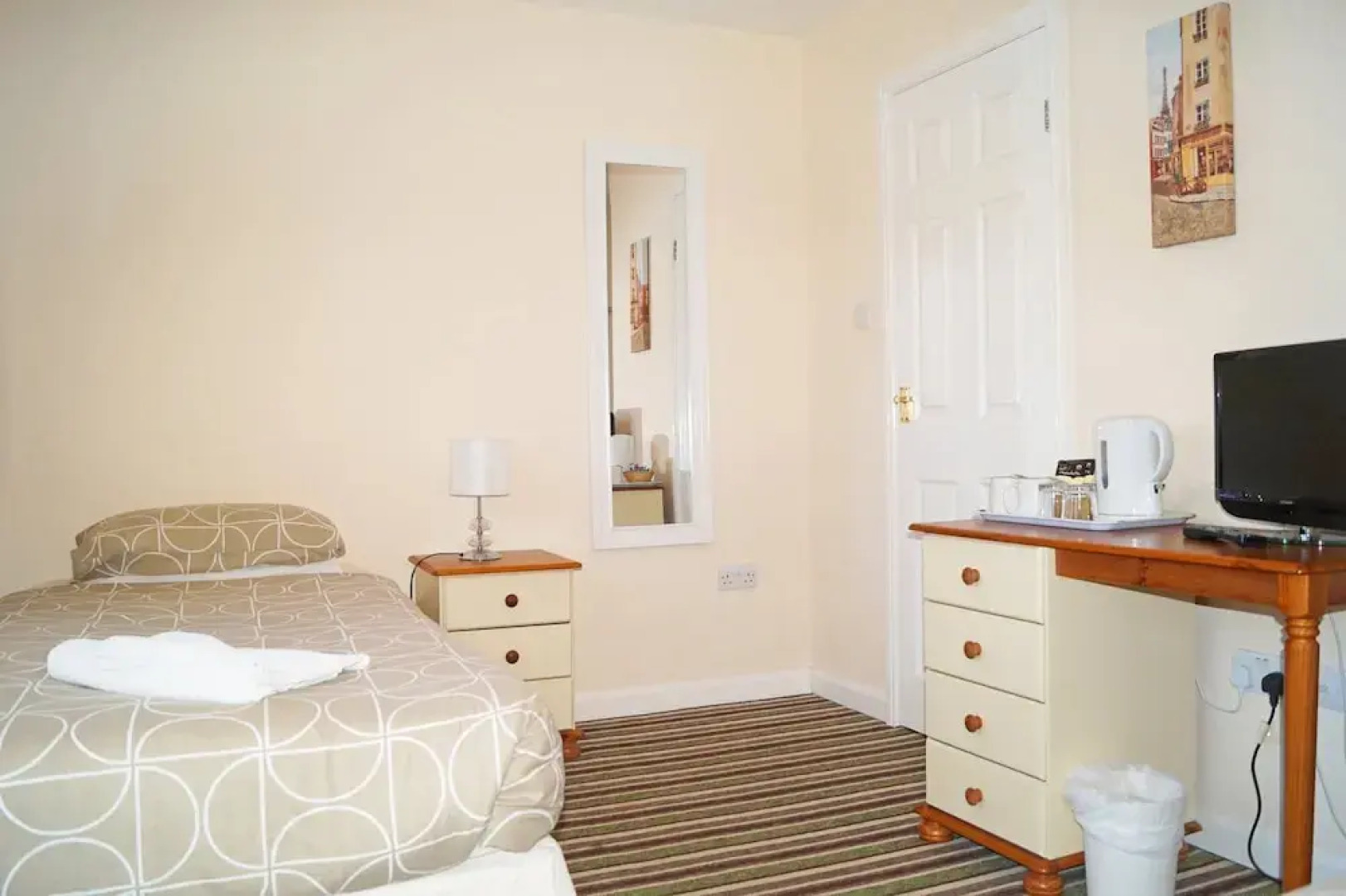 Ricky Road Guest House - Budget