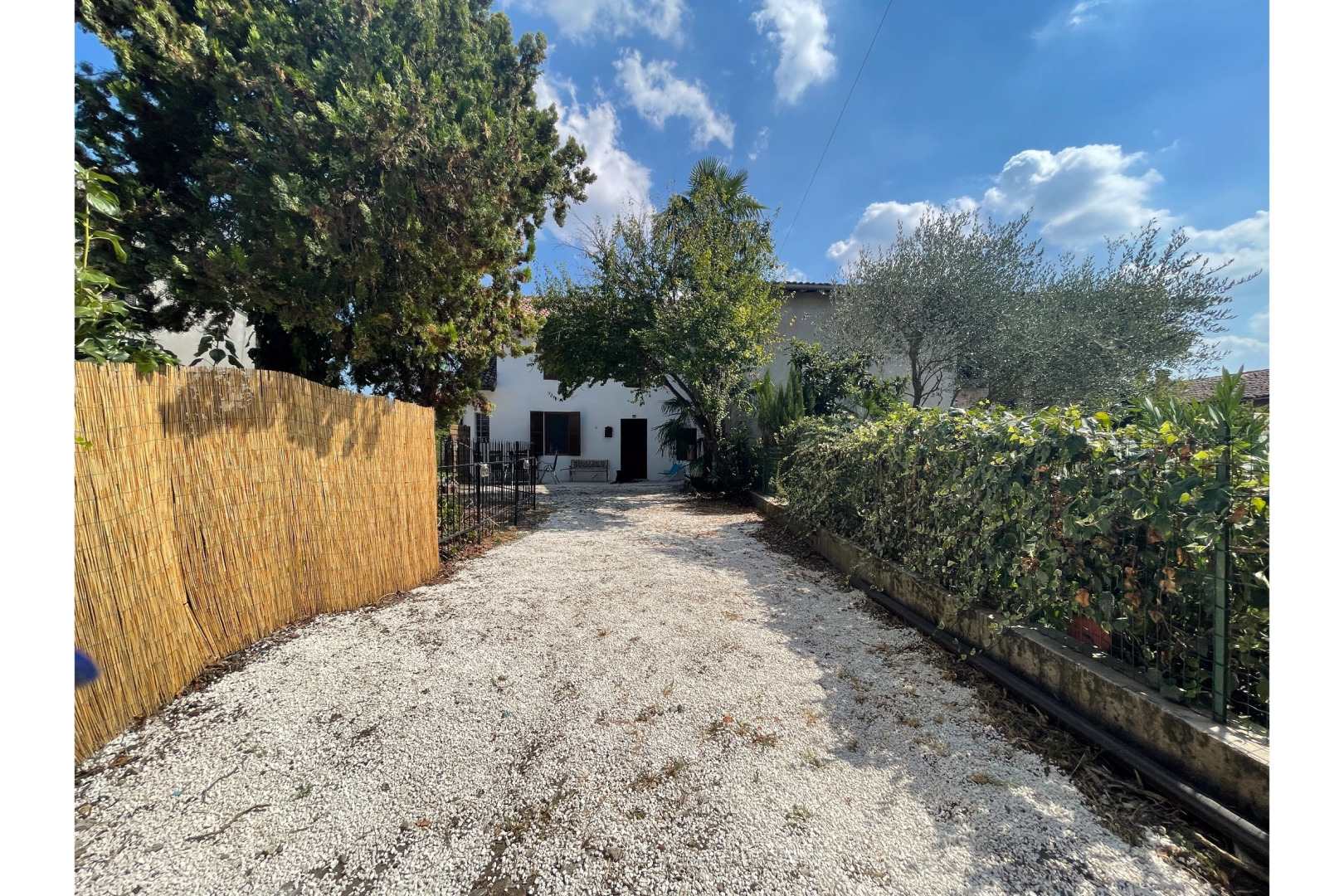 Cascina Liebe with sauna among vineyards