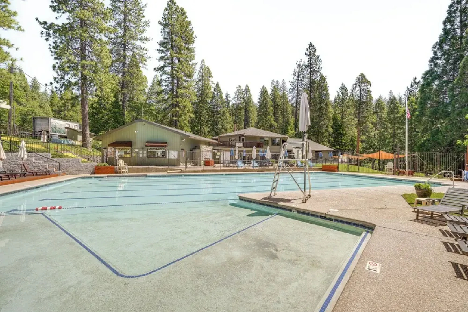 Family Cabin in Blue Lake Springs, Near Town!