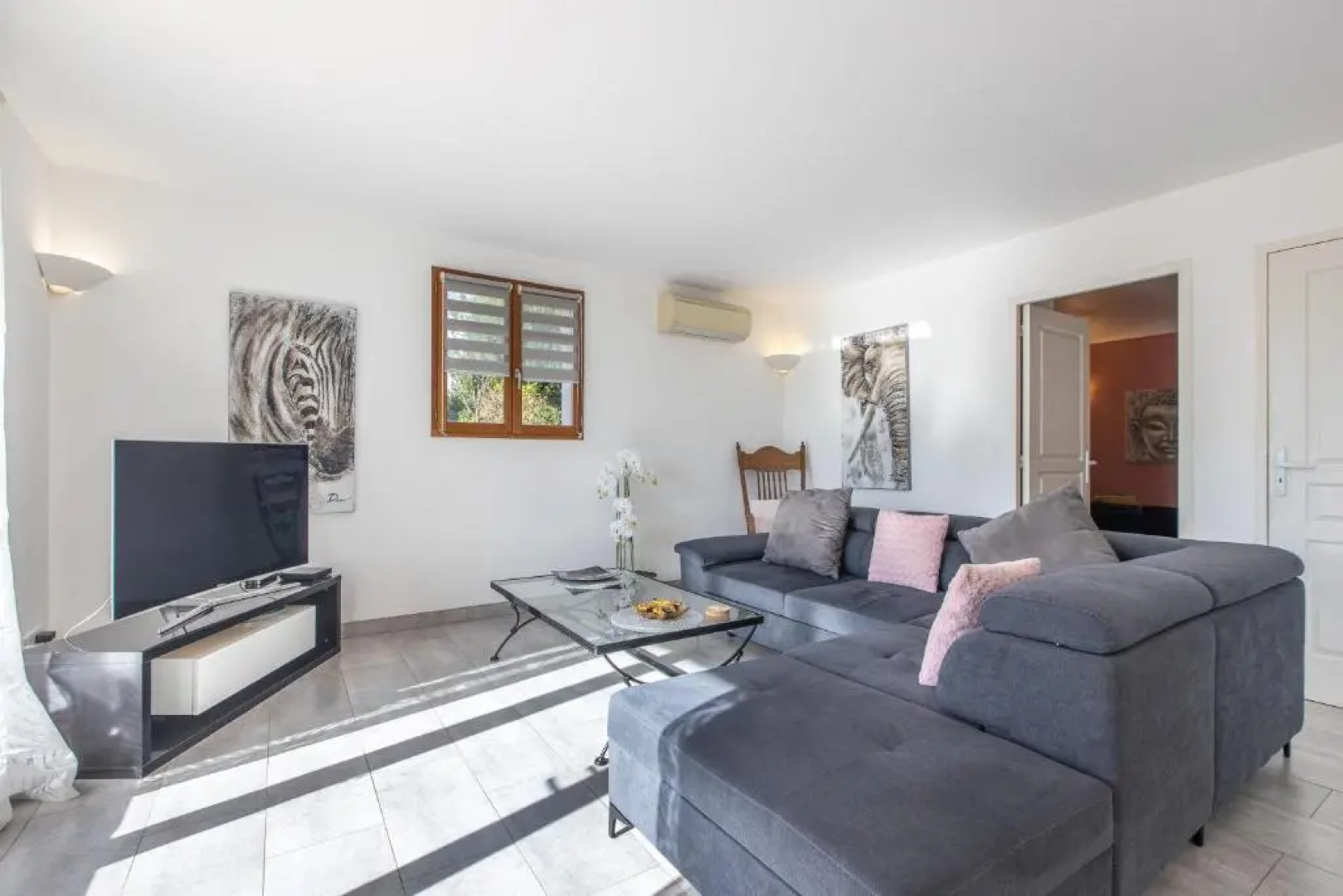 Quiet large 3-bedroom apartment with terrace, garden & incredible Mountain view