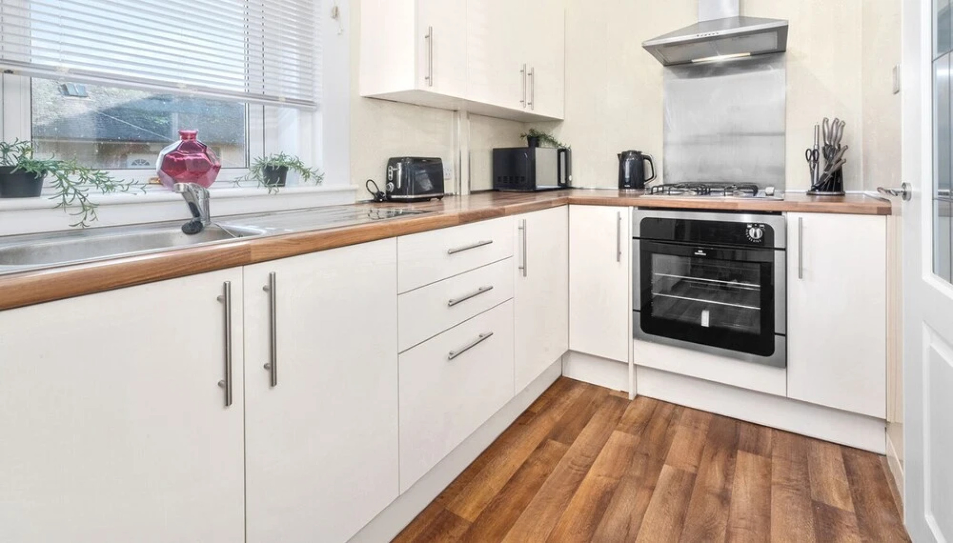 One Bedroom Apartment by Klass Living Serviced Accommodation Hamilton - Back'O'Barns Apartment With WiFi