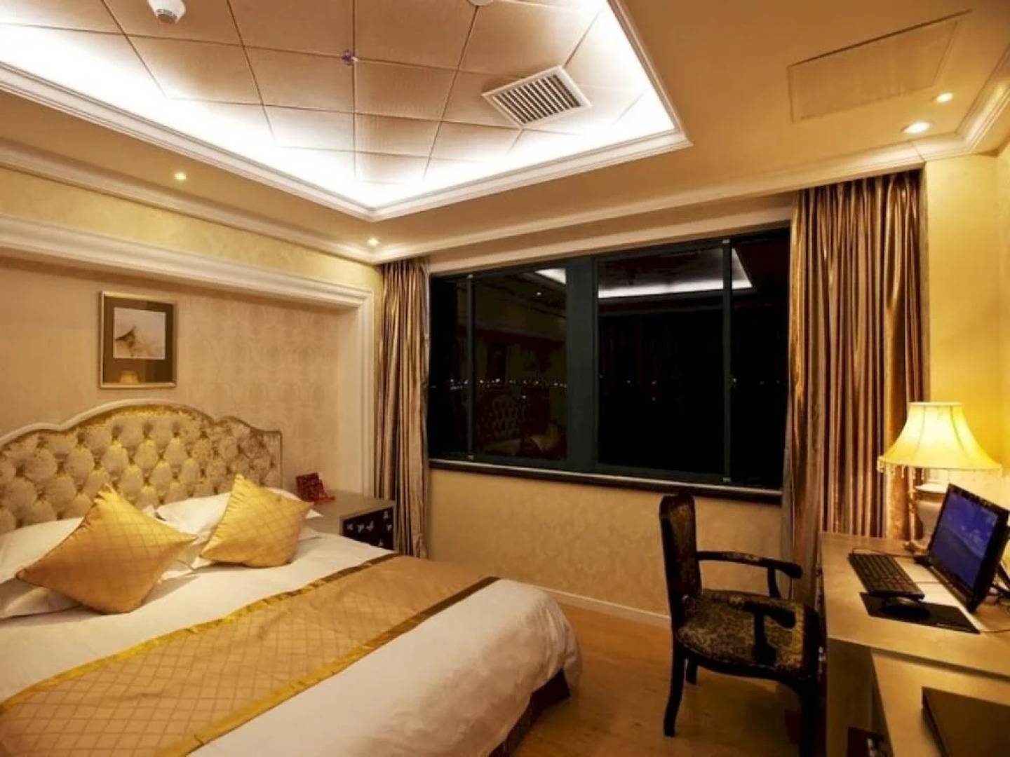 Jiaxing Donghong Noble Business Hotel