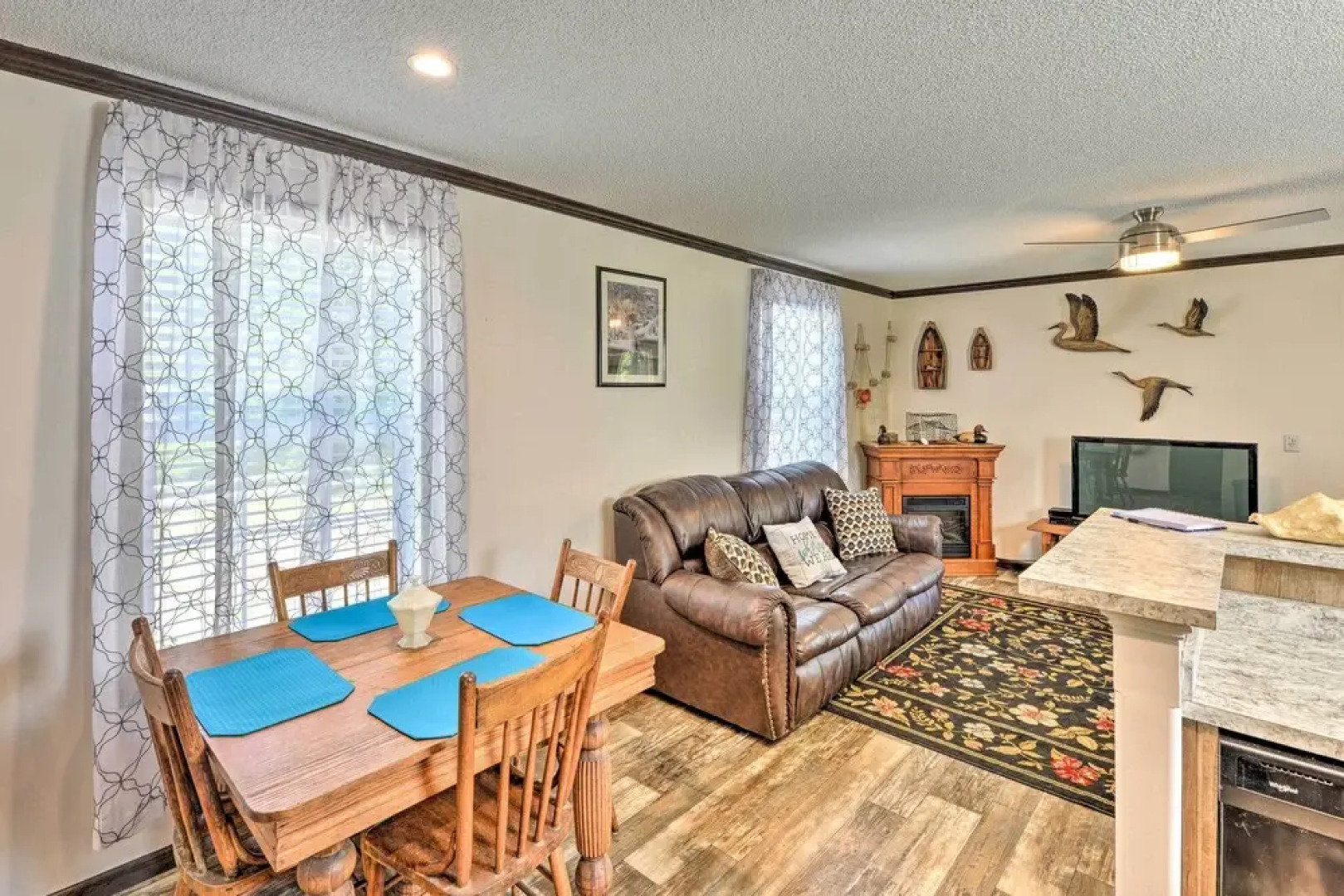 'pelican Place' Coastal Cottage Walk to Back Sound