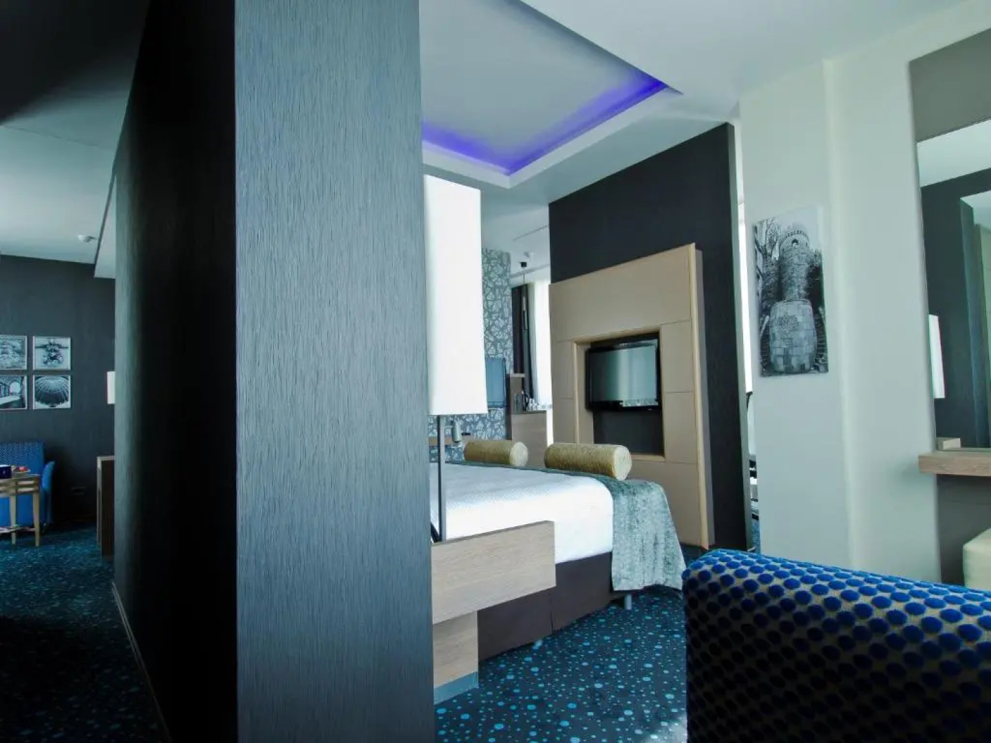 Отель Chirag Plaza Hotel & Business Center