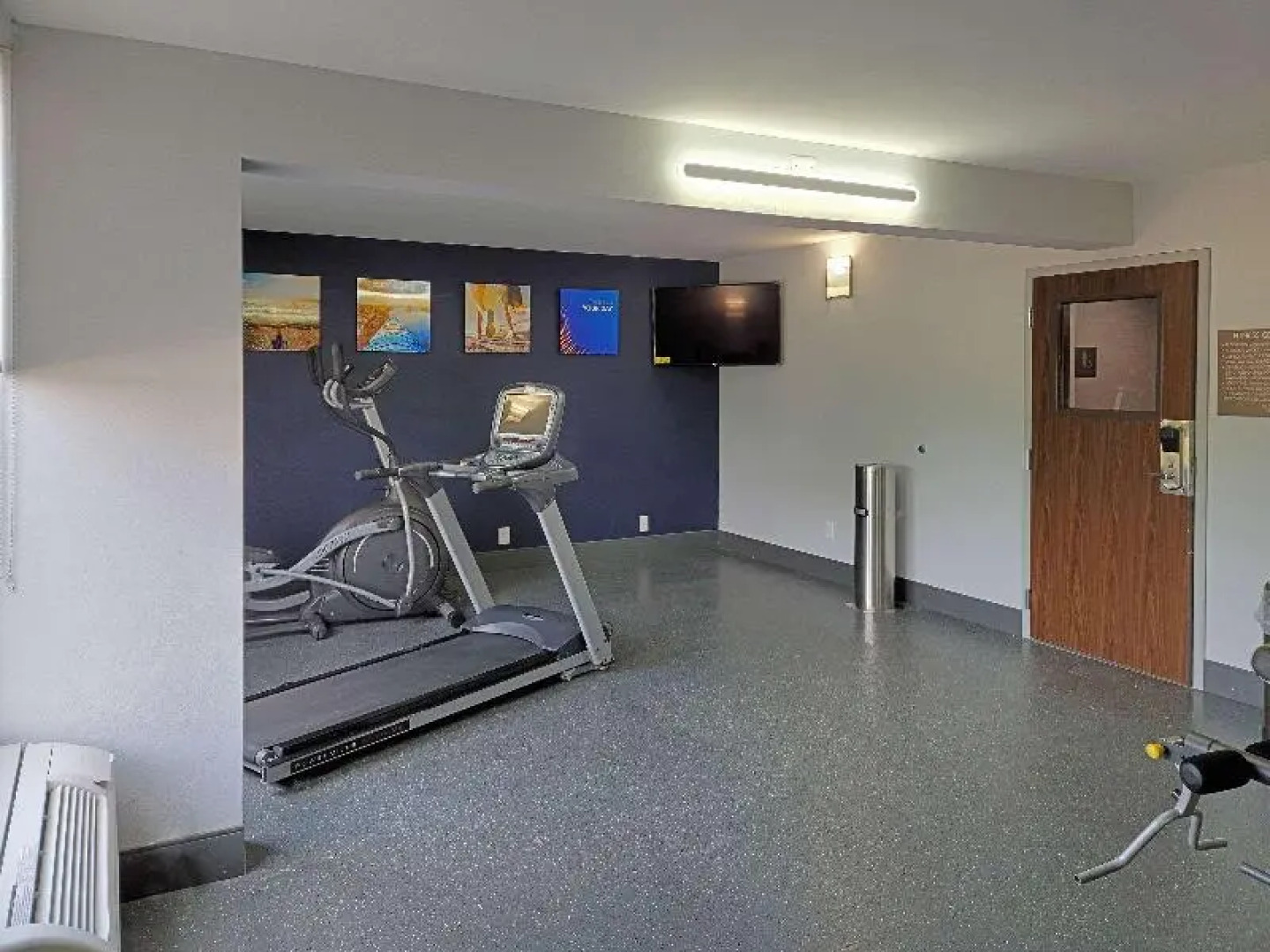 Econo Lodge Inn & Suites Outlet Village