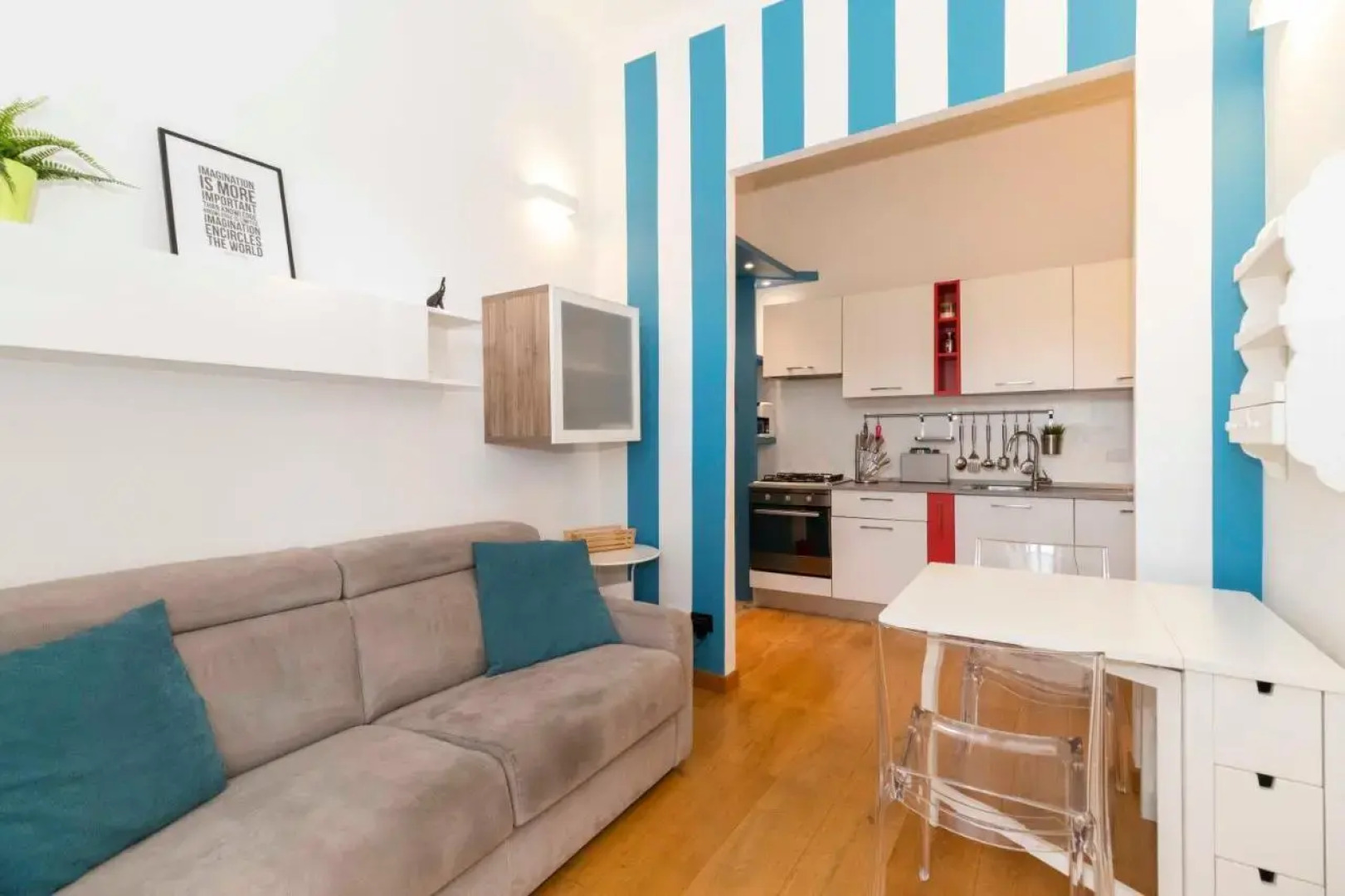 BOOK NOW! Apt x4 a few steps from Valentino's Park