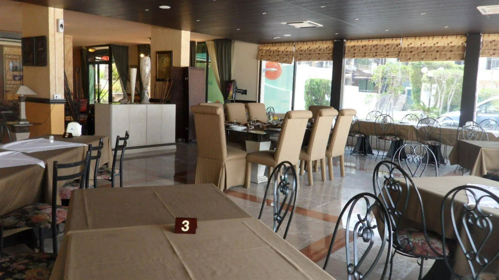 Holiday Suites Hotel And Beach