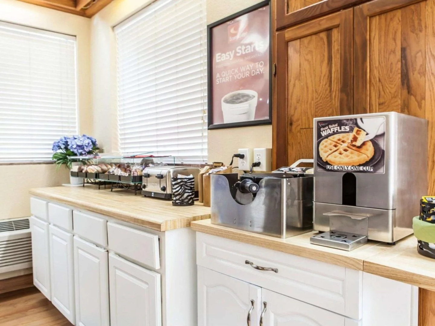 Econo Lodge Inn & Suites On The River