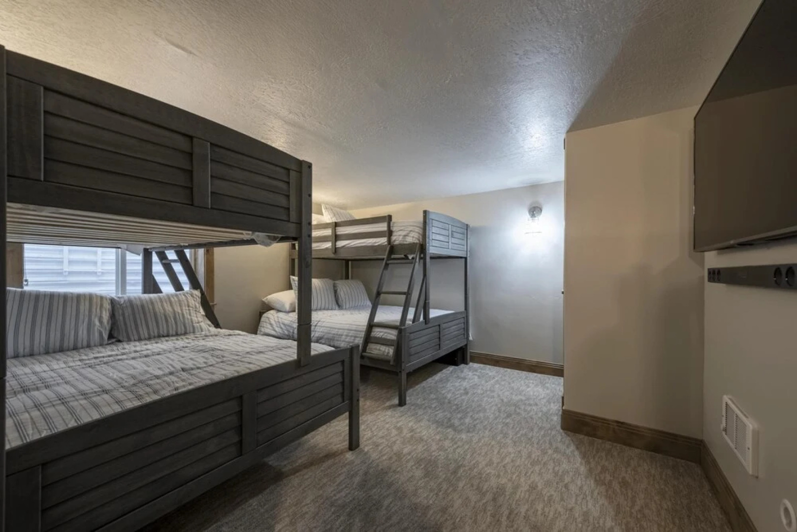 Beautiful Modern Lakefront Home - Private Beach Access, Clubhouse, Pool, & Hot Tub