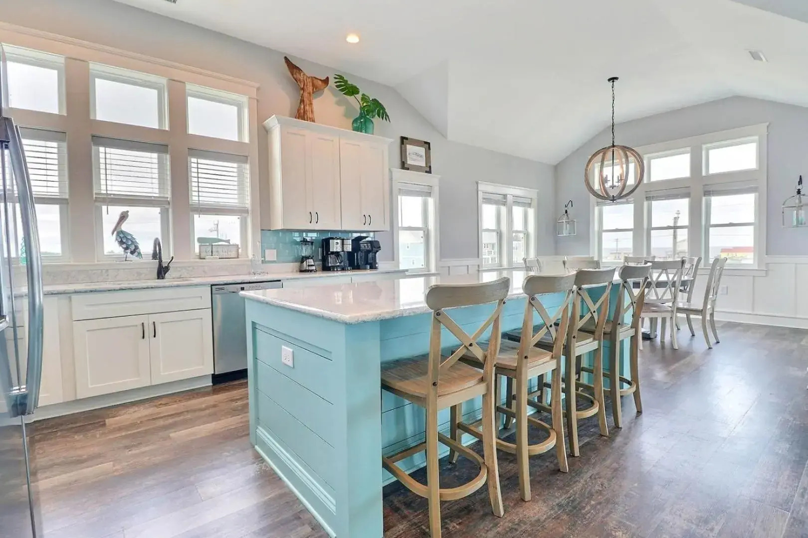 4059 - Bikinis & Martinis