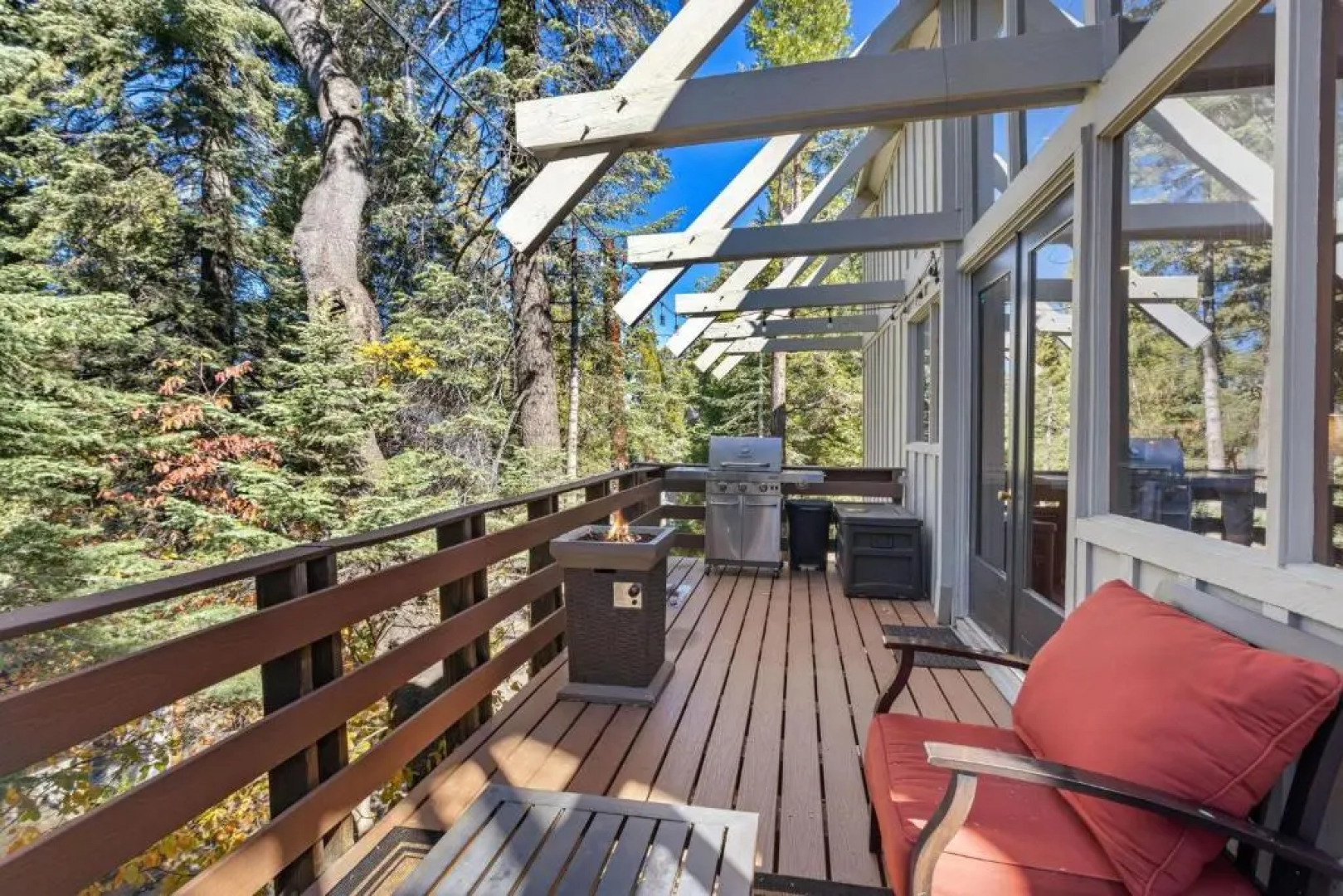 Snowflower Cabin Modern Luxe, 2 Level, 1500 sqft, AC, View, Dogs, Walk to Village