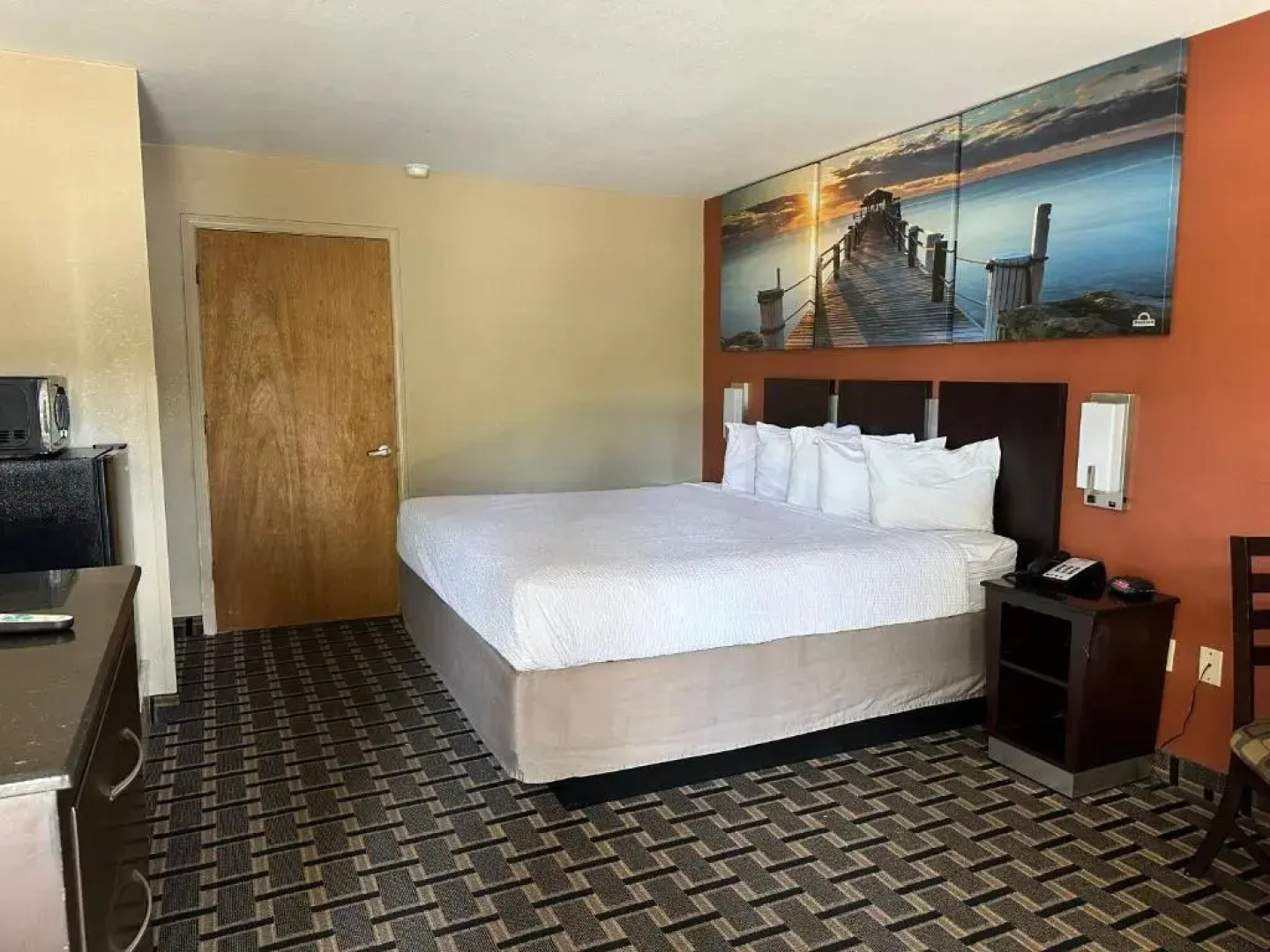 Days Inn & Suites Pine Bluff