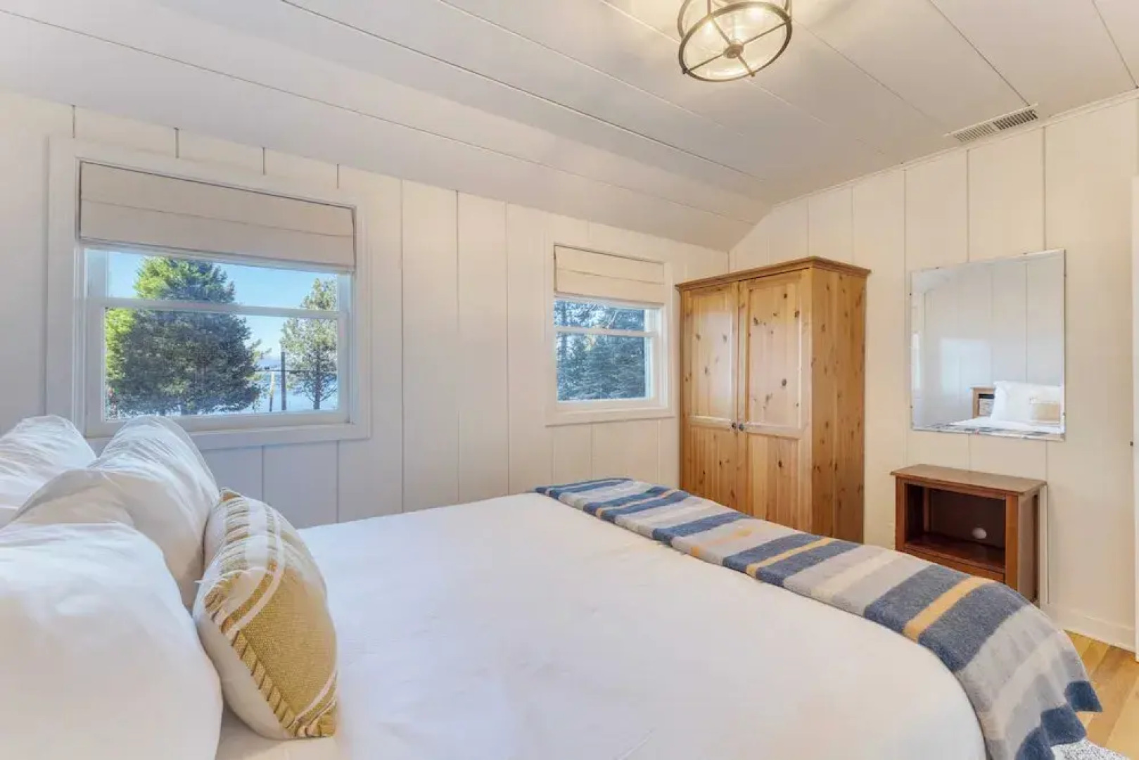 West Shore Lake House by Avantstay Ski Cabin w/ Backyard Sledding Hill!