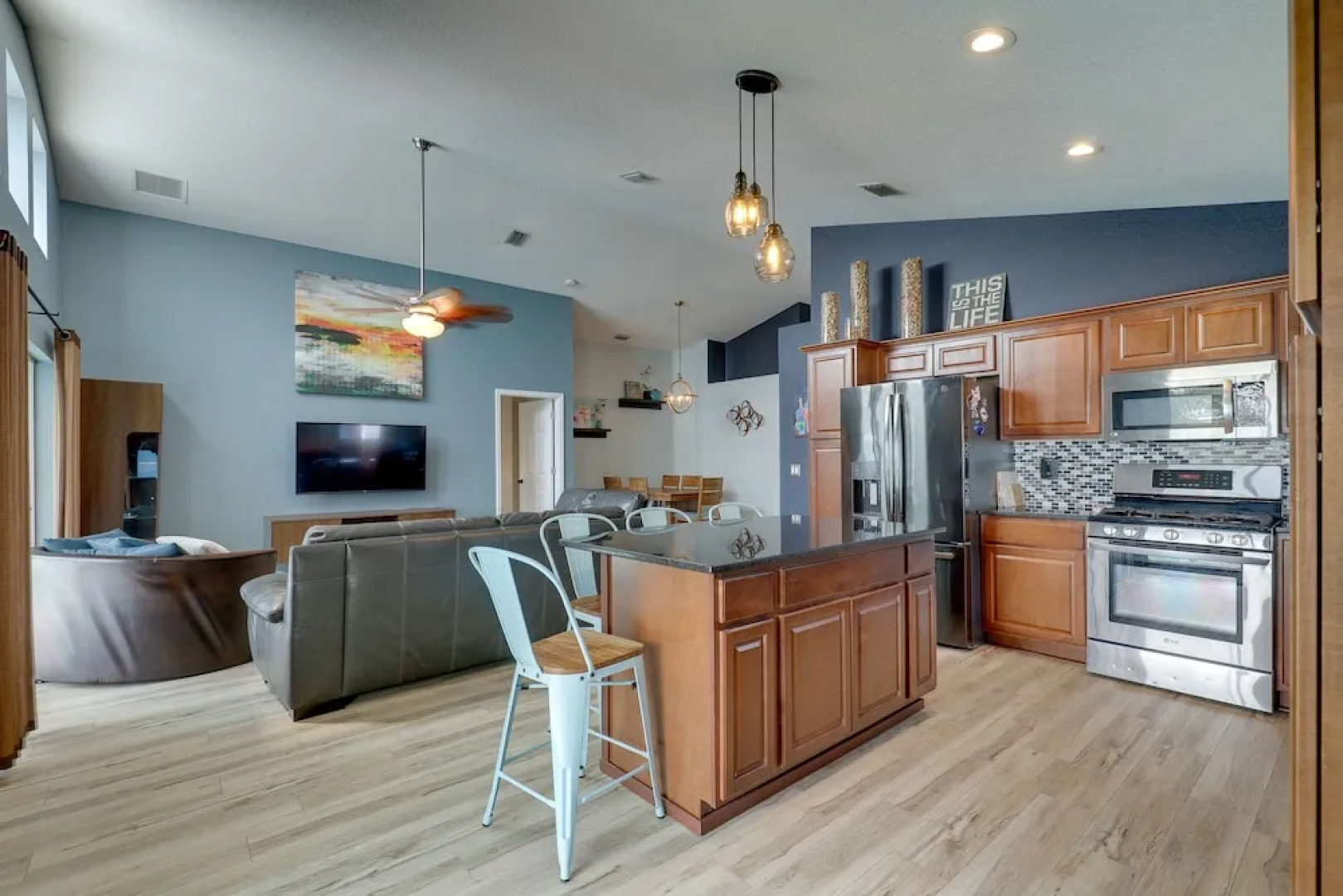 Bright Getaway w/ Ski Lake, 11 Miles to Dtwn Tampa