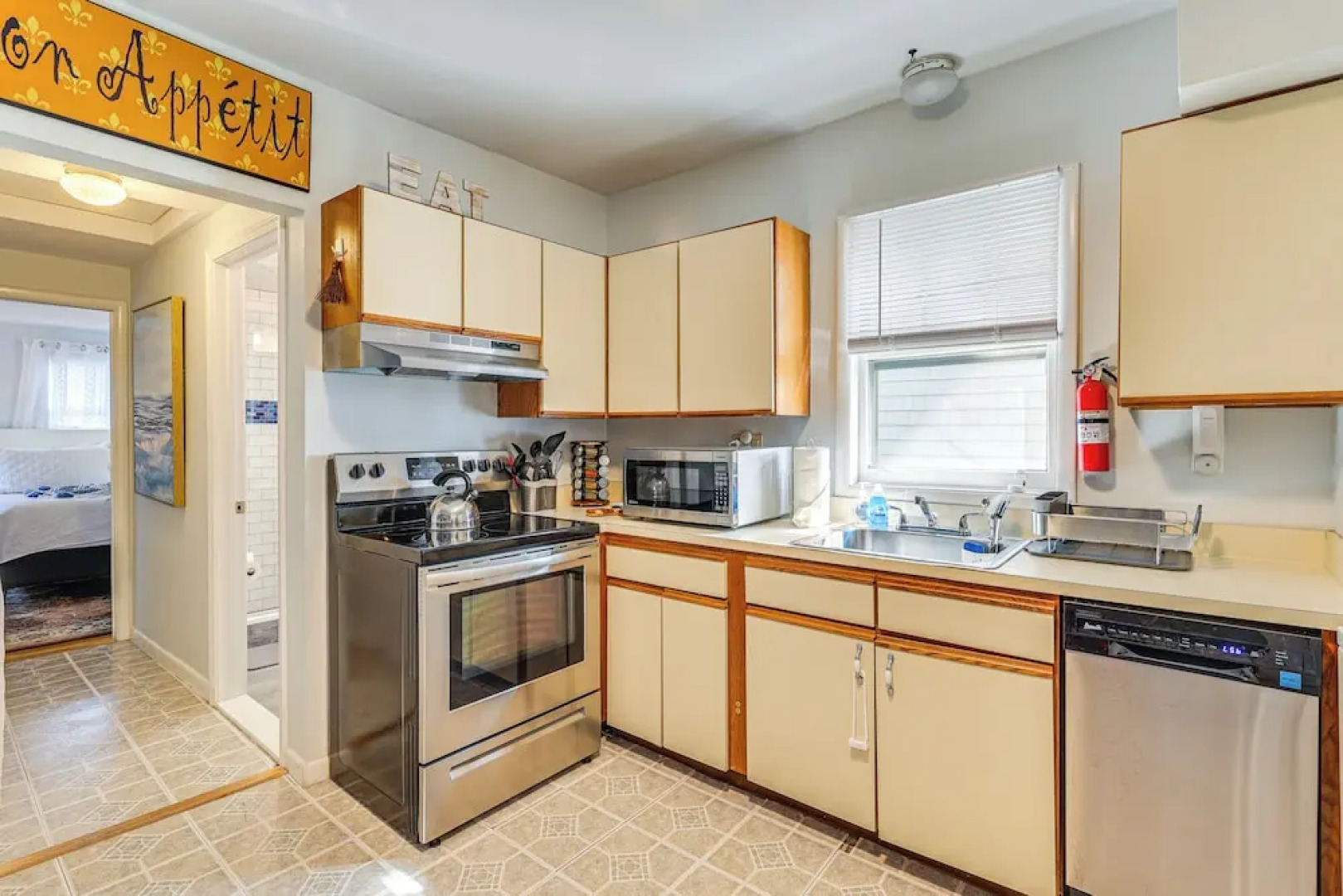 Beachfront, Dog-friendly Milford Getaway w/ Yard!