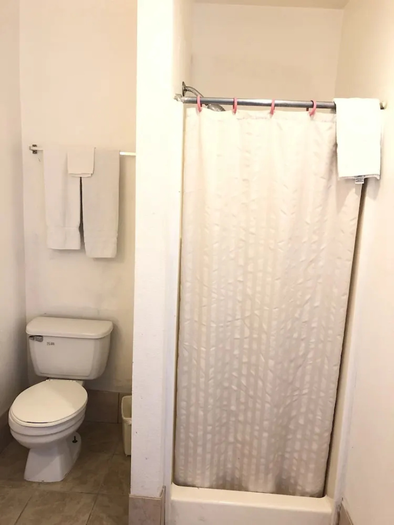 Deluxe Inn Motel