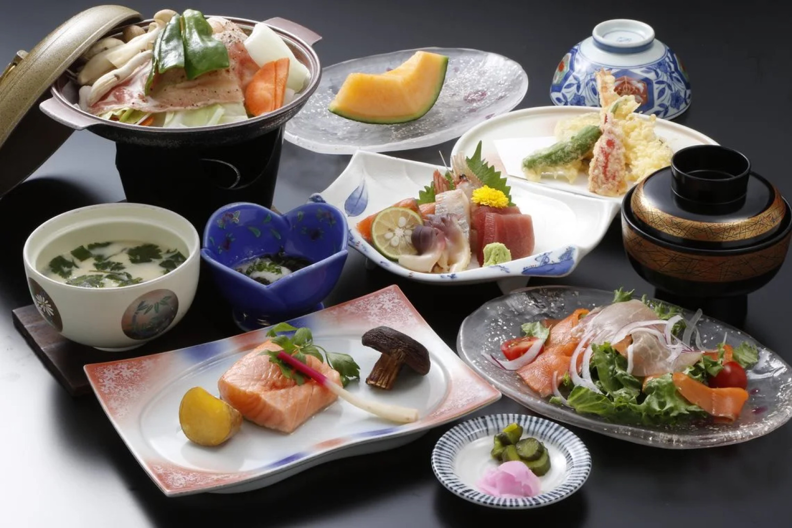 Yuyado Kuttari Onsen Lake Inn