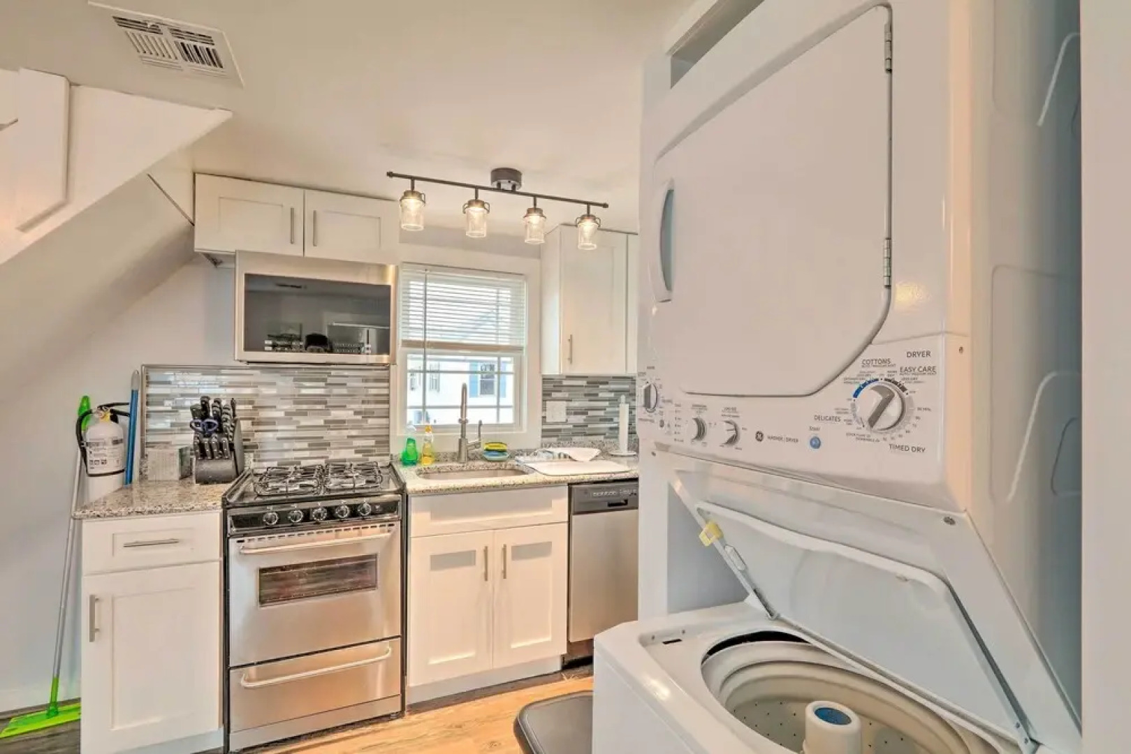 Modern Townhome: Walk to Beach, Bars & Eats!