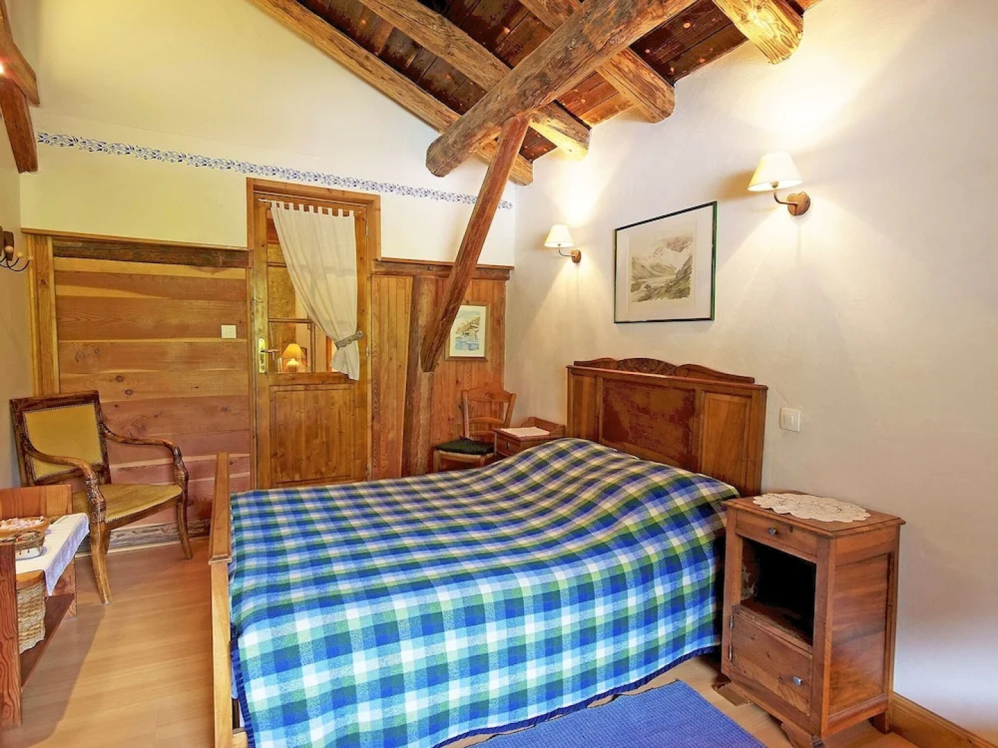 Superb Savoyard traditional chalet located 500 m from the slopes