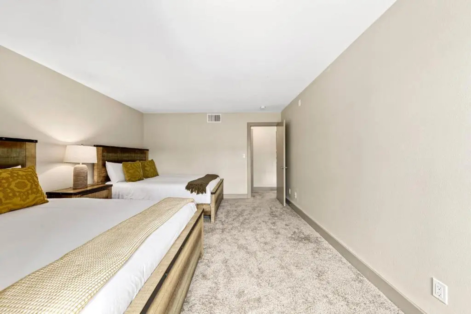 Beautiful Beachside Apartment With Marina View