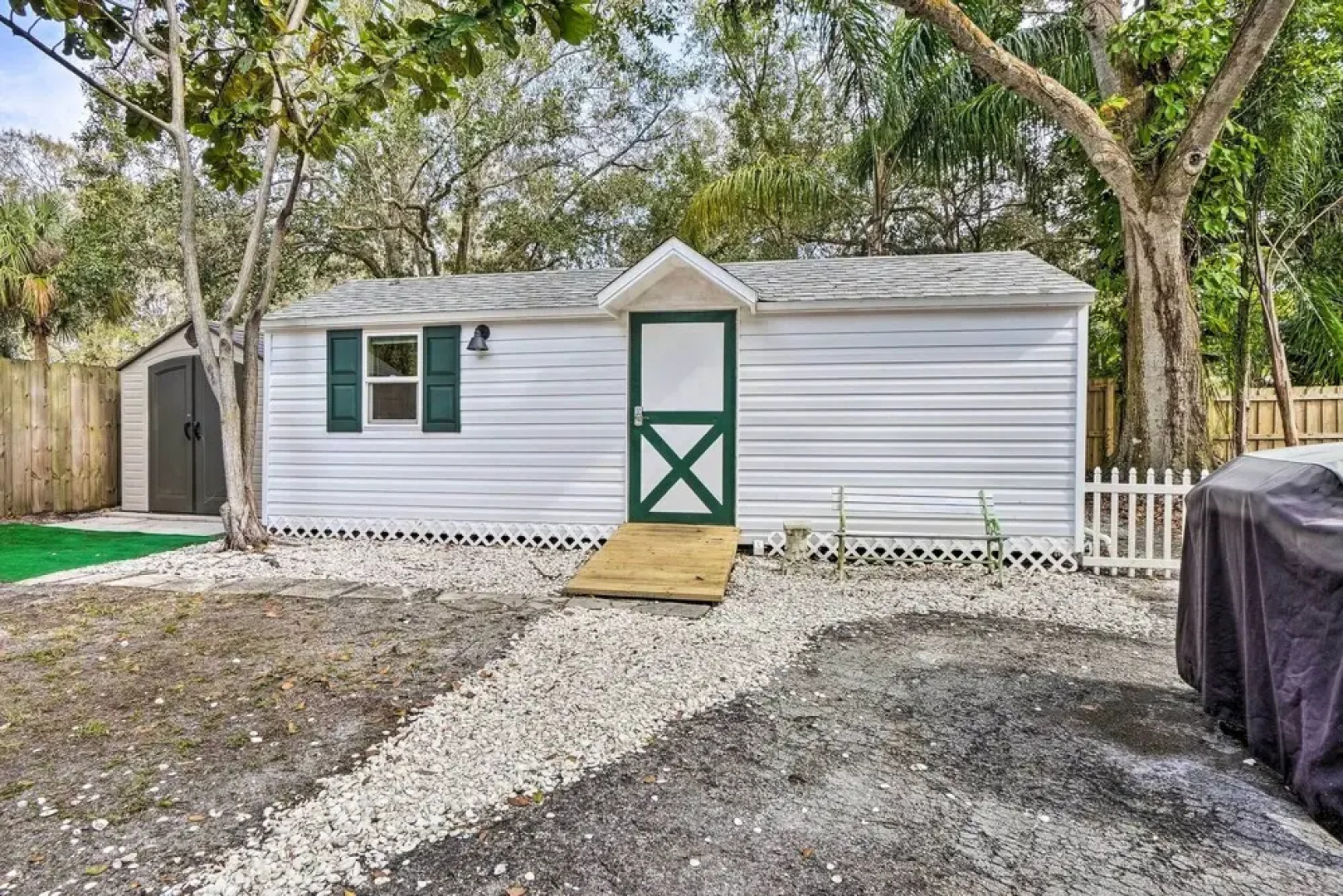 Tropical Palm Harbor Studio: Walk to Gulf!