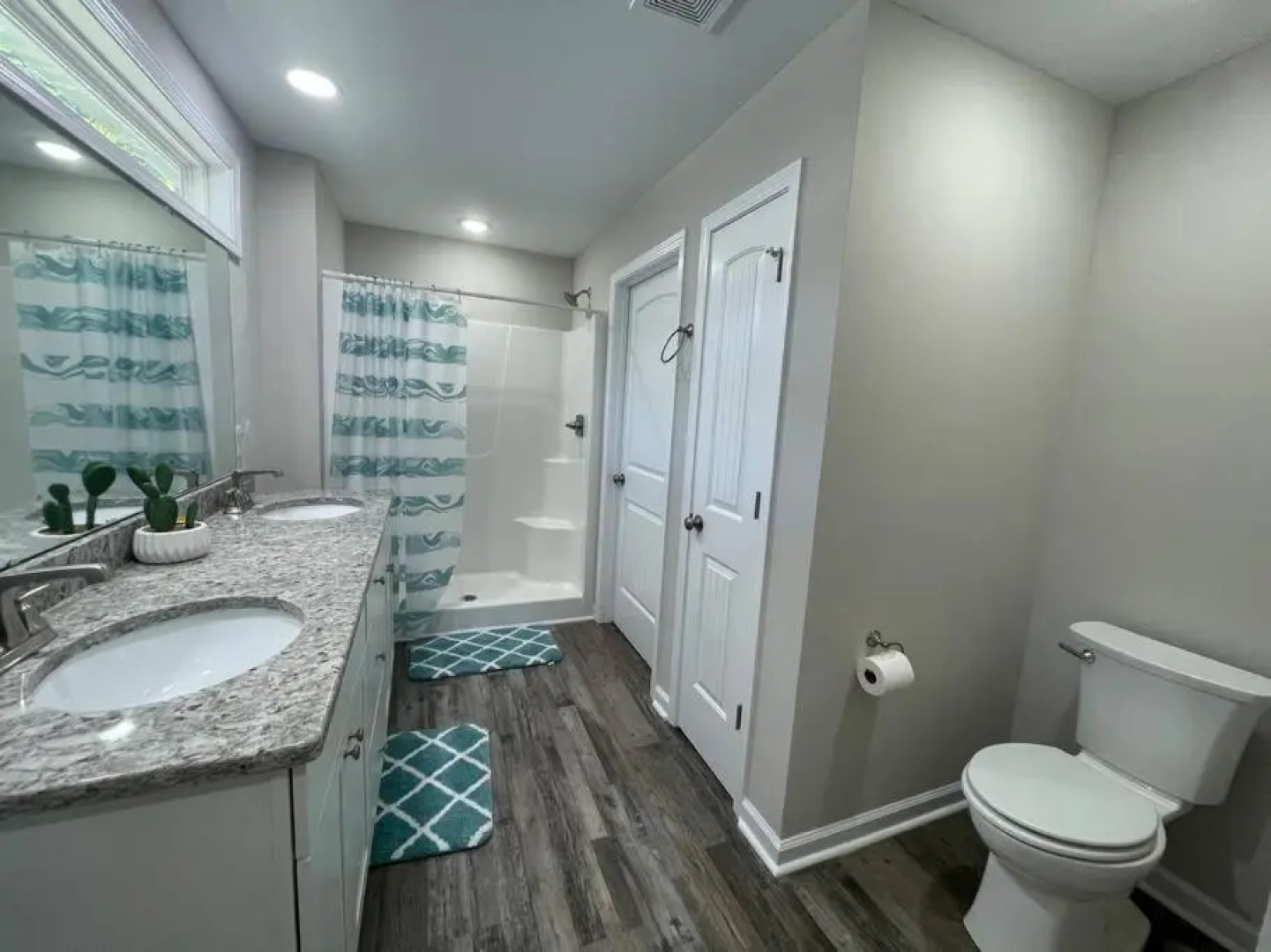Sleep 10, NEW CONSTRUCTION home, half mile to beach, 3 BD 2 BA, 6 beds