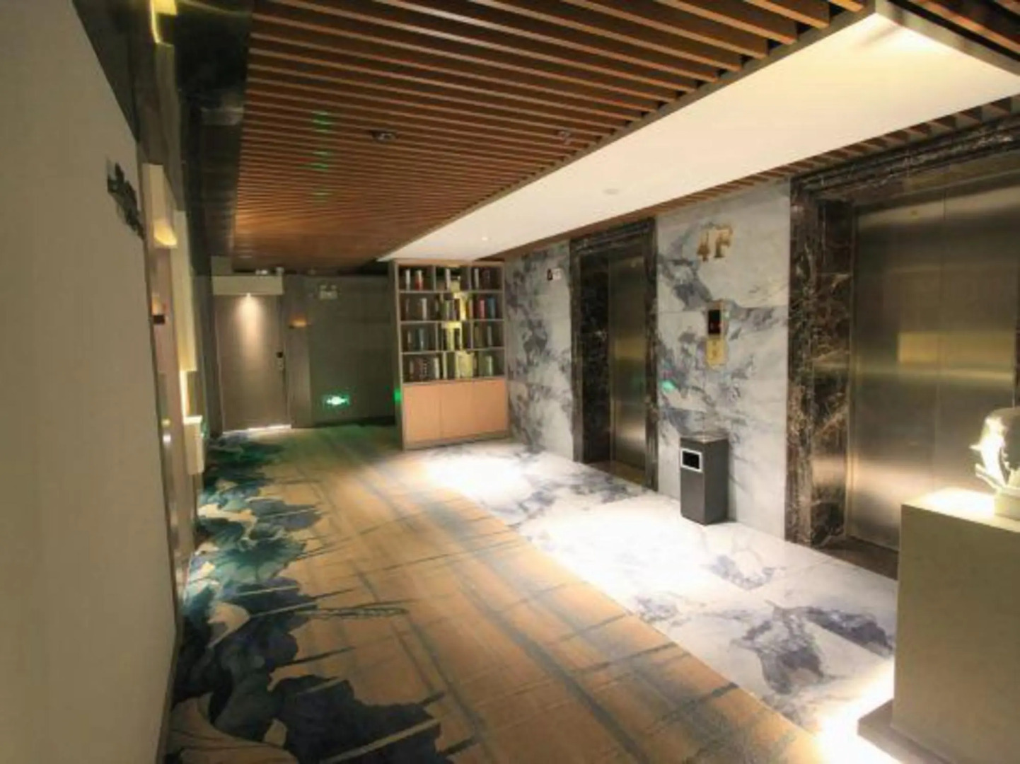 Hailong Hotel (Wanda Plaza Pang Xuchang East Station)