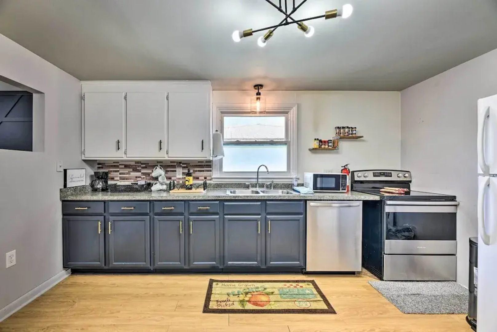 Charming Buffalo Apt: 18 Mi to Niagara Falls!