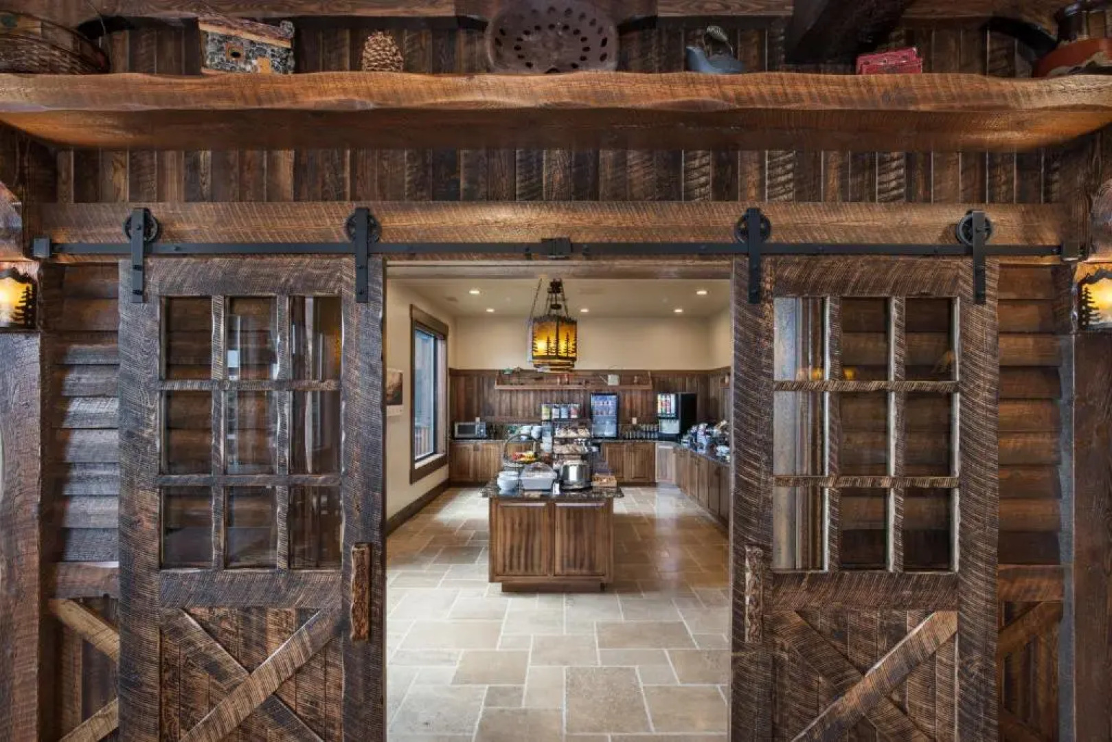 Glacier International Lodge