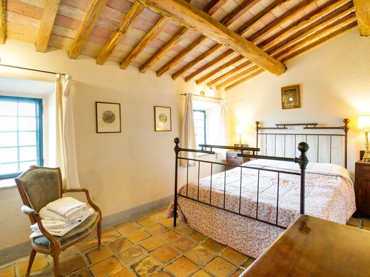 Rustic house with private garden and shared swimming pool, a splendid setting