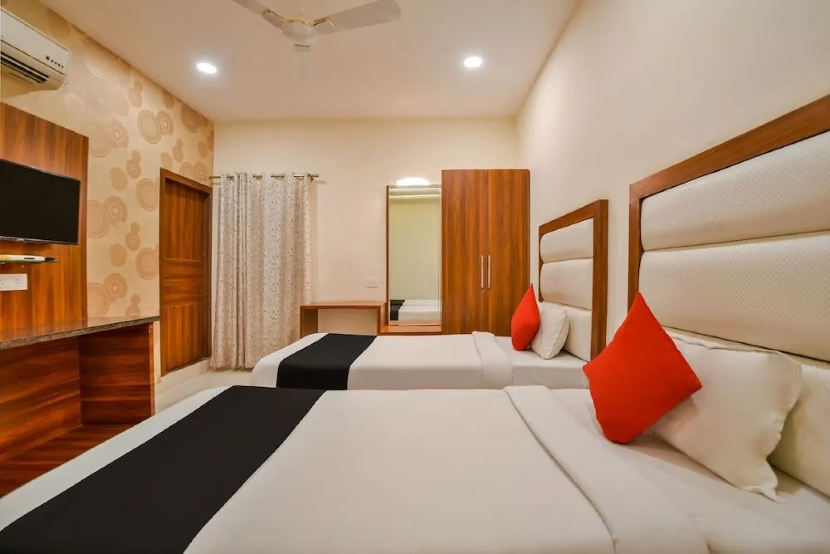 Capital O 39418 Hotel Harsh Deep