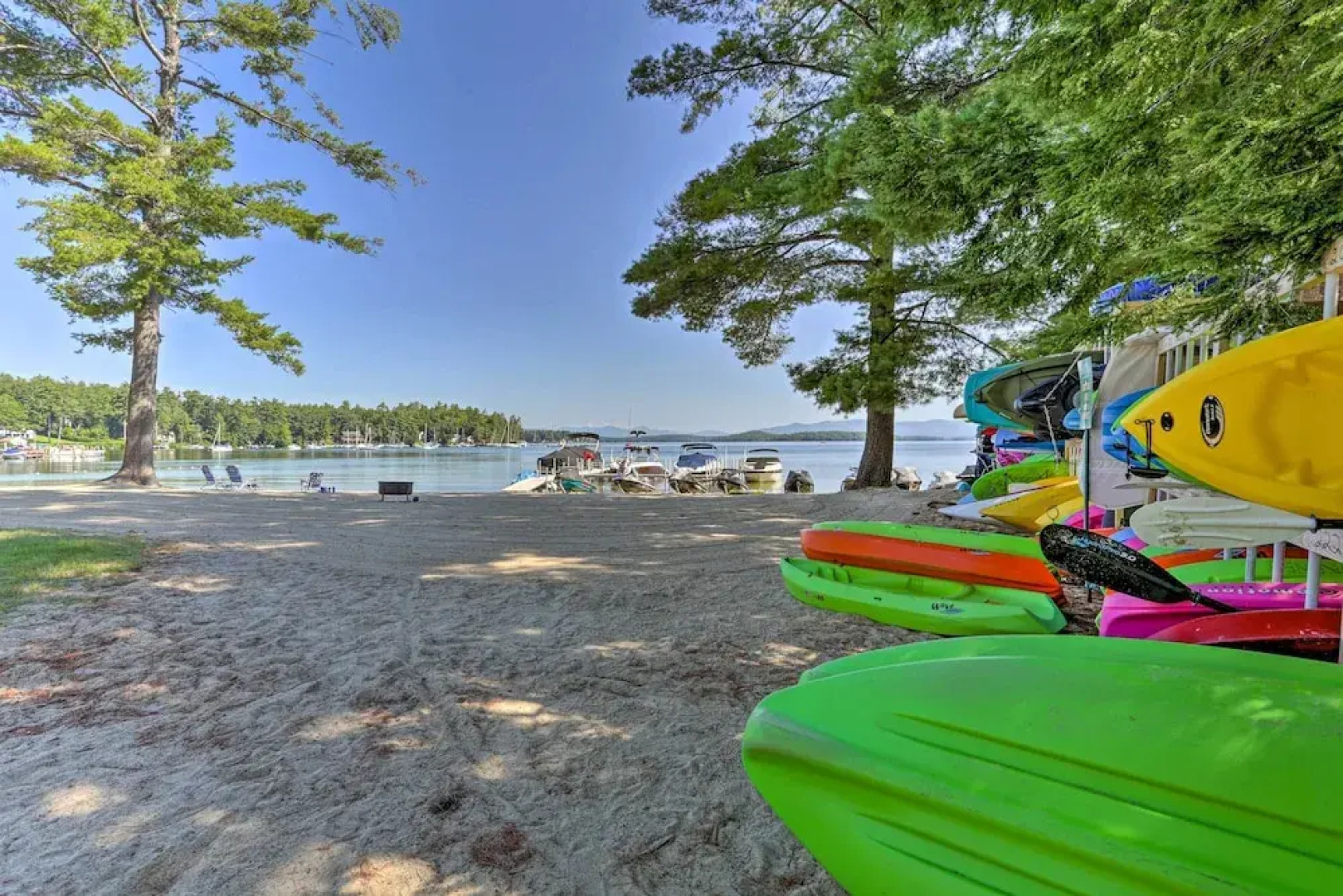 Lake Getaway: Walk Across Street to Private Beach!