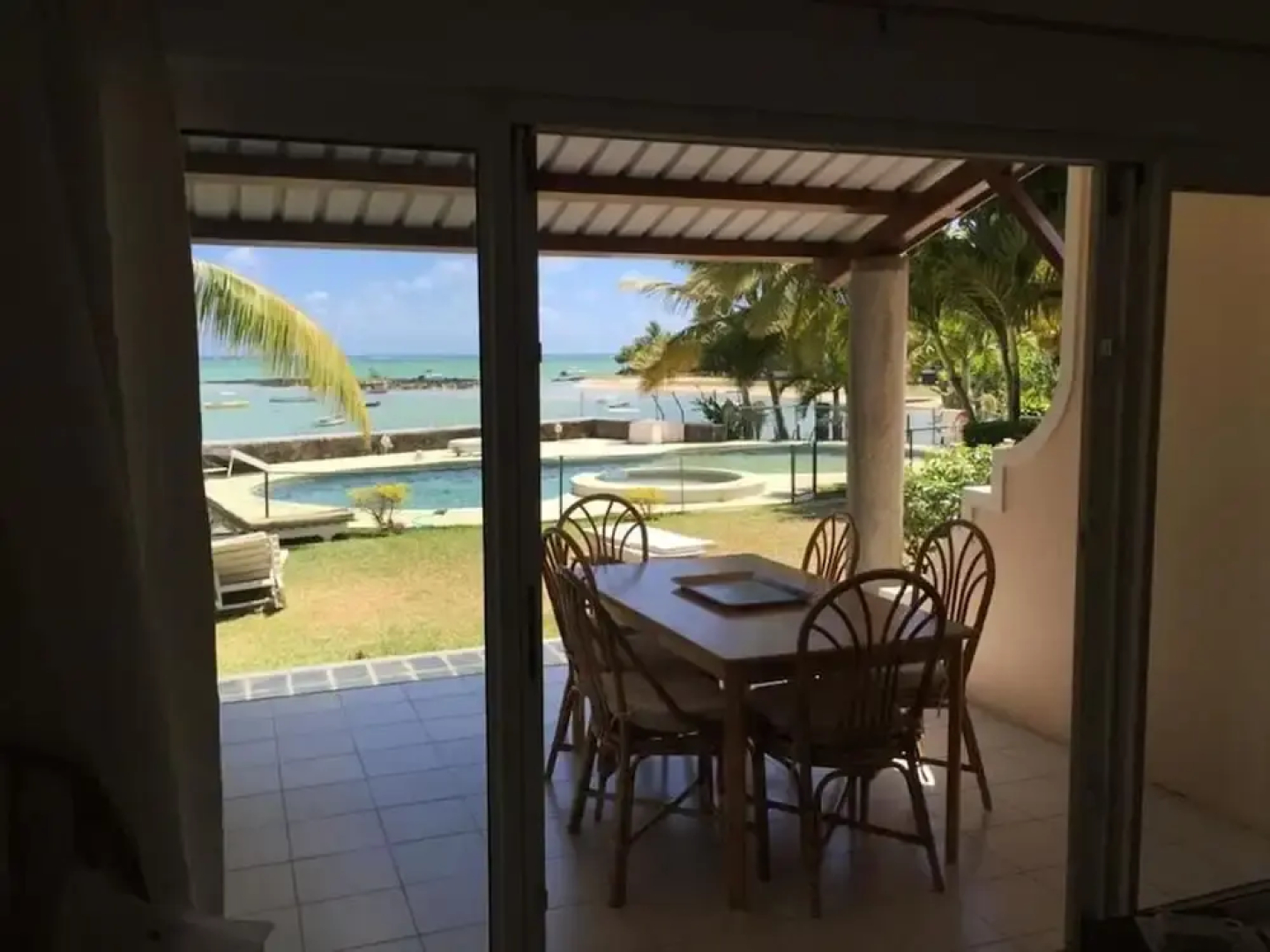 Residence With 6 Seafront Bungalows and Swimming